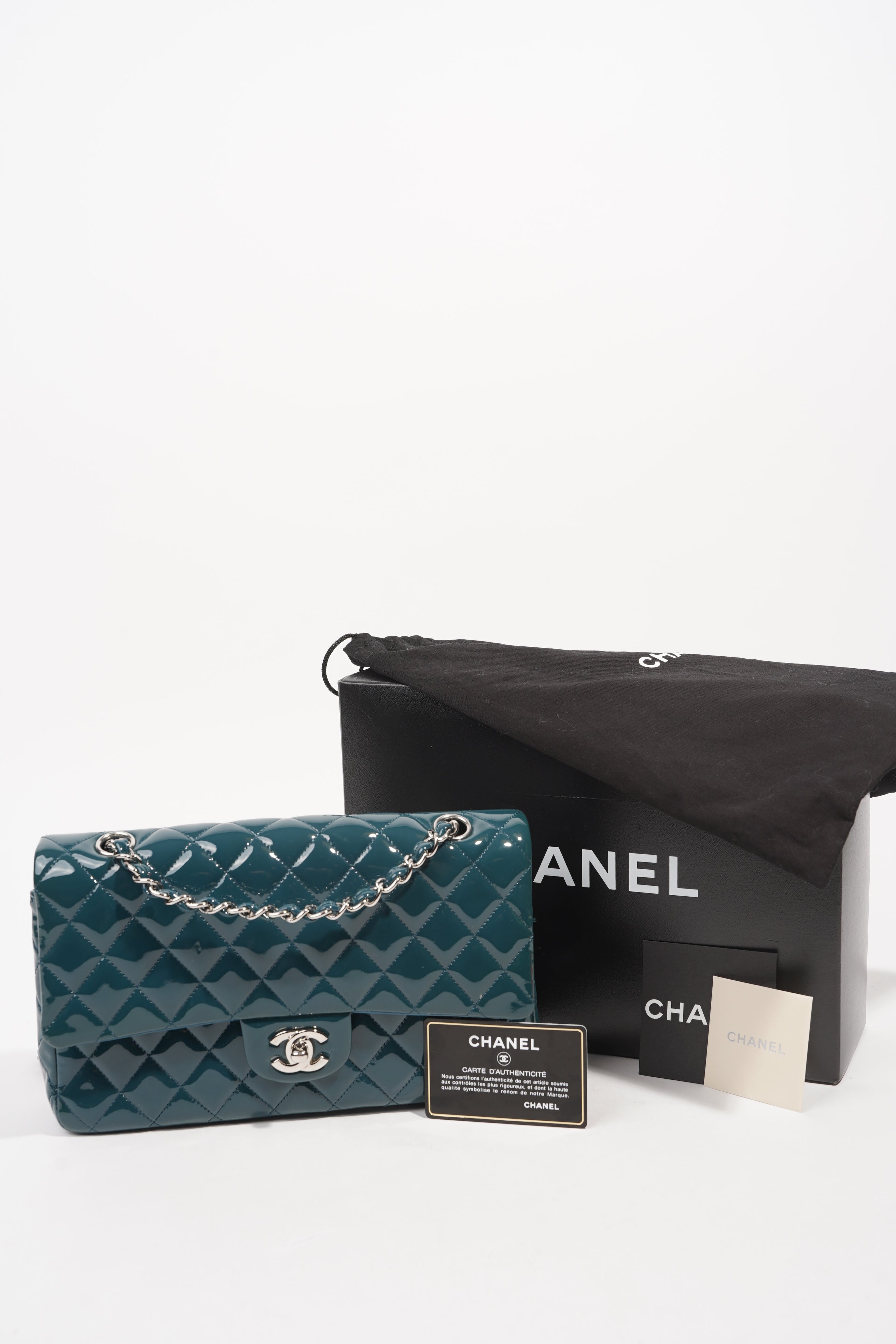 Chanel Womens Classic Flap Bag Medium