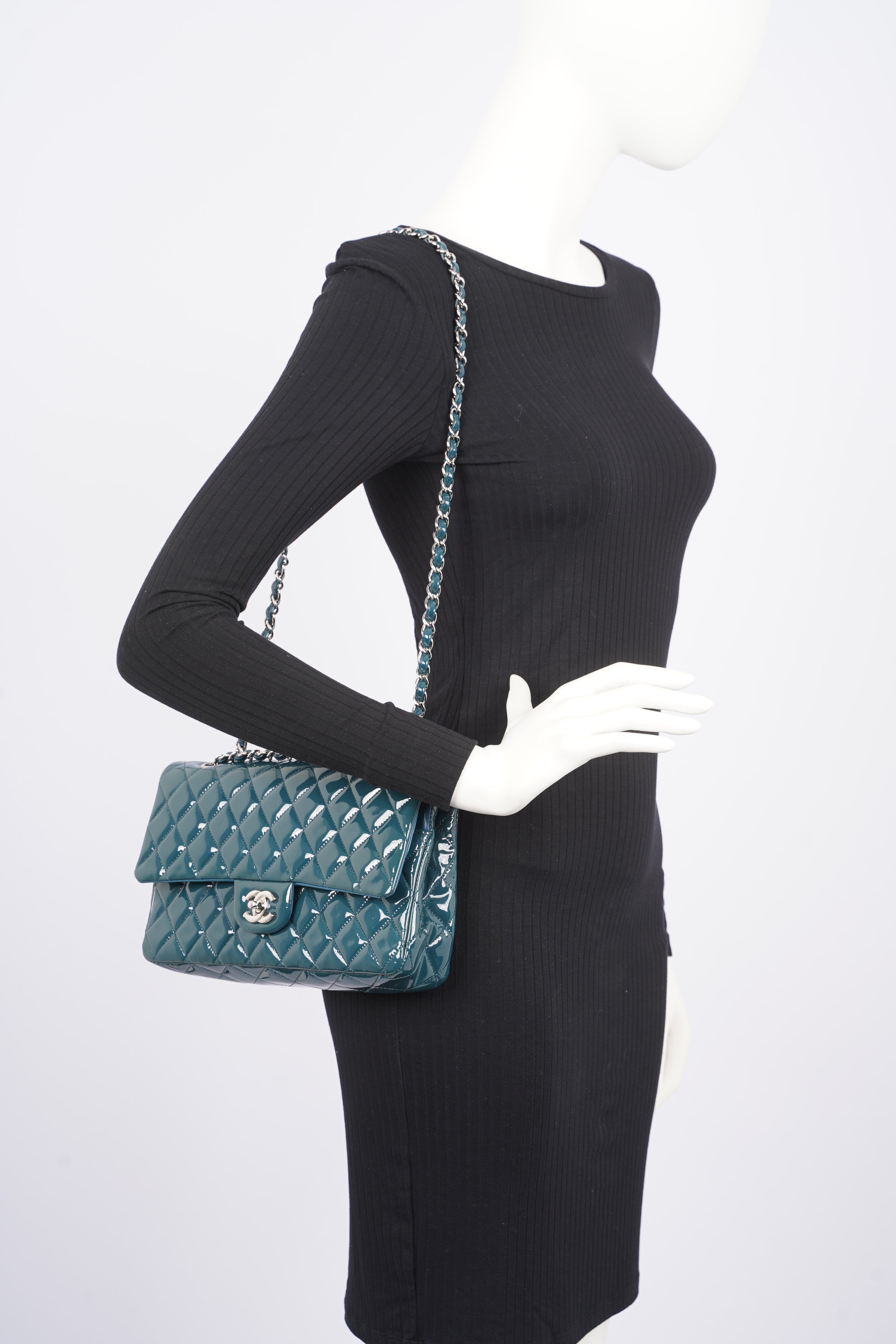 Chanel Womens Classic Flap Bag Medium