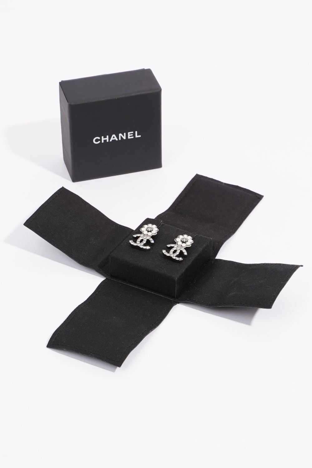 Chanel Womens CC Earring Silver