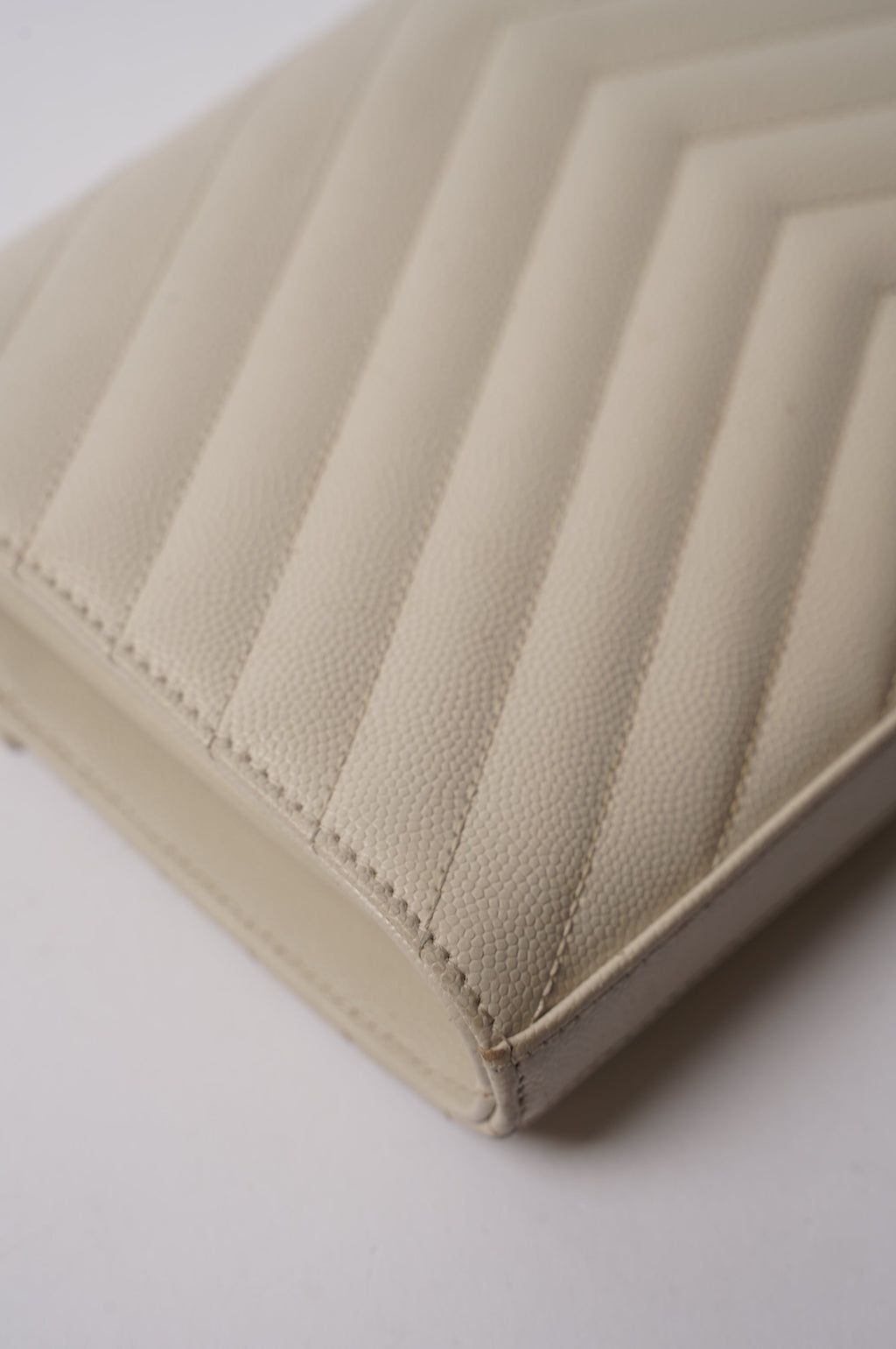Saint Laurent Cassandra Chain Wallet White / Gold