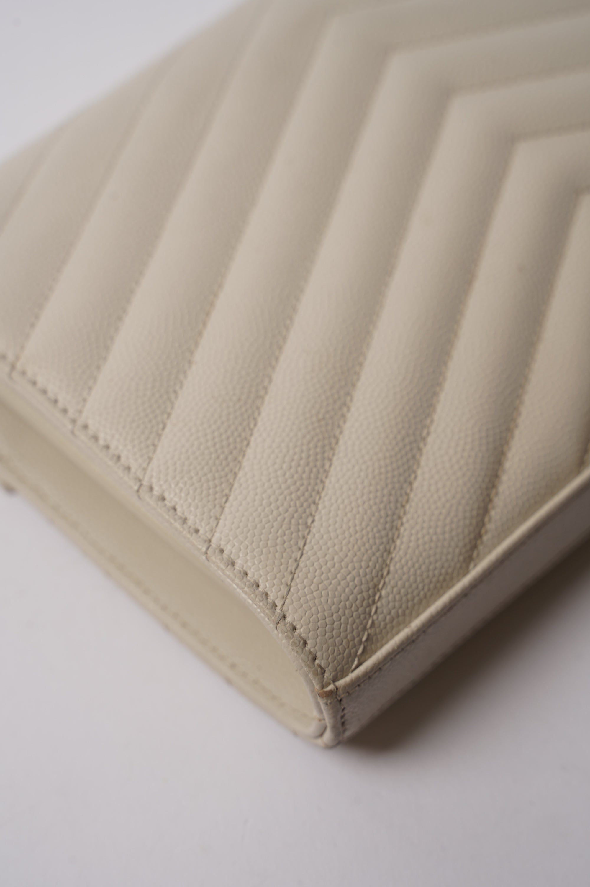 Saint Laurent Cassandra Chain Wallet White / Gold