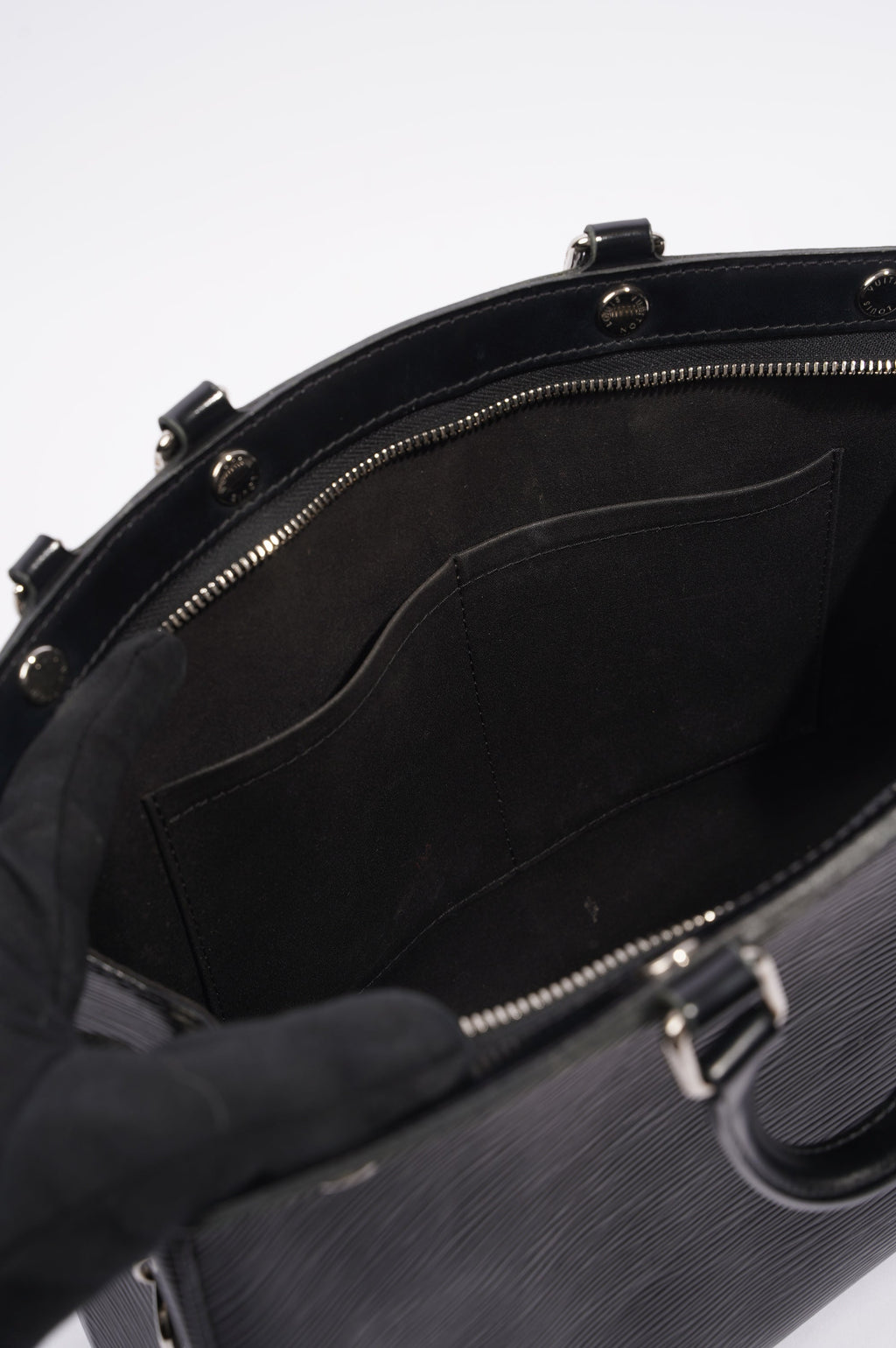 Louis Vuitton Womens Brea Black Epi Leather MM