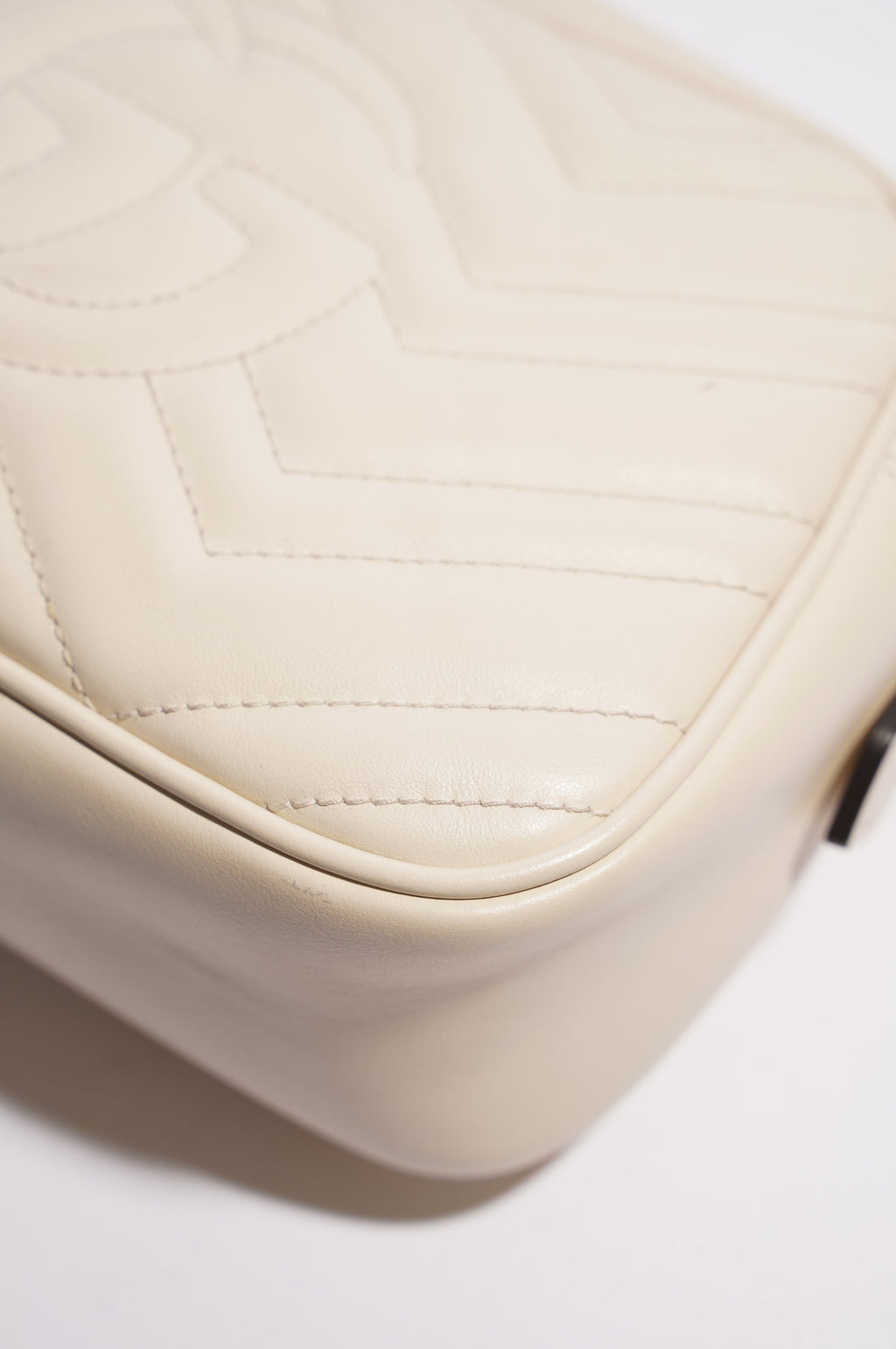 Gucci Womens Marmont Zip White Matelasse Small