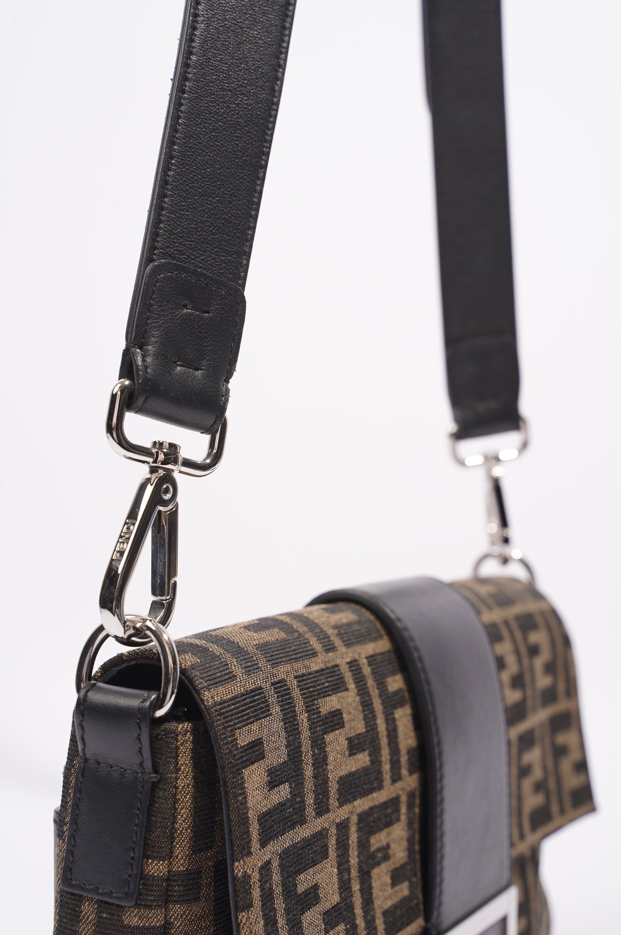 Fendi Womens Baguette Bag Beige / Brown