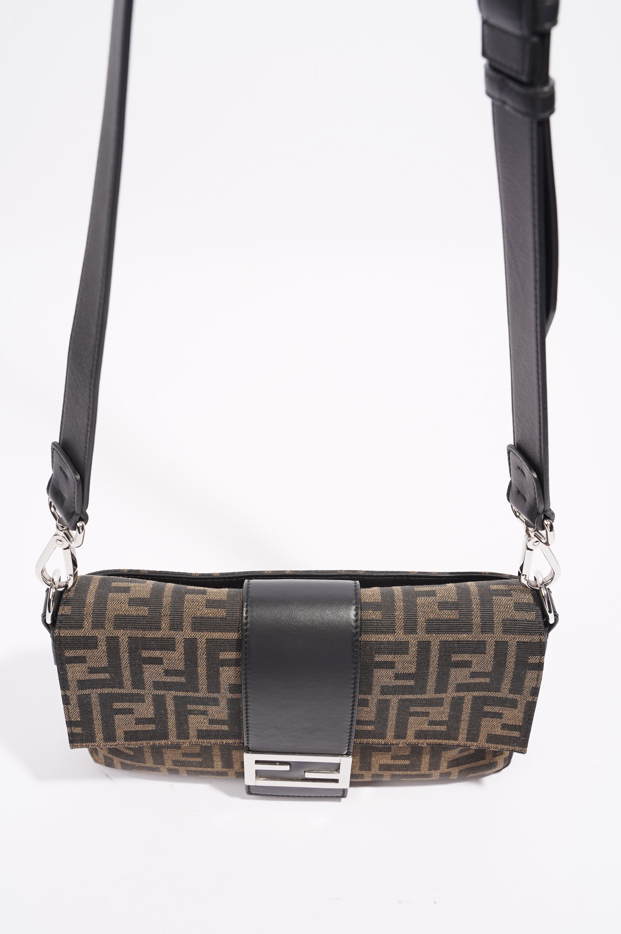 Fendi Womens Baguette Bag Beige / Brown