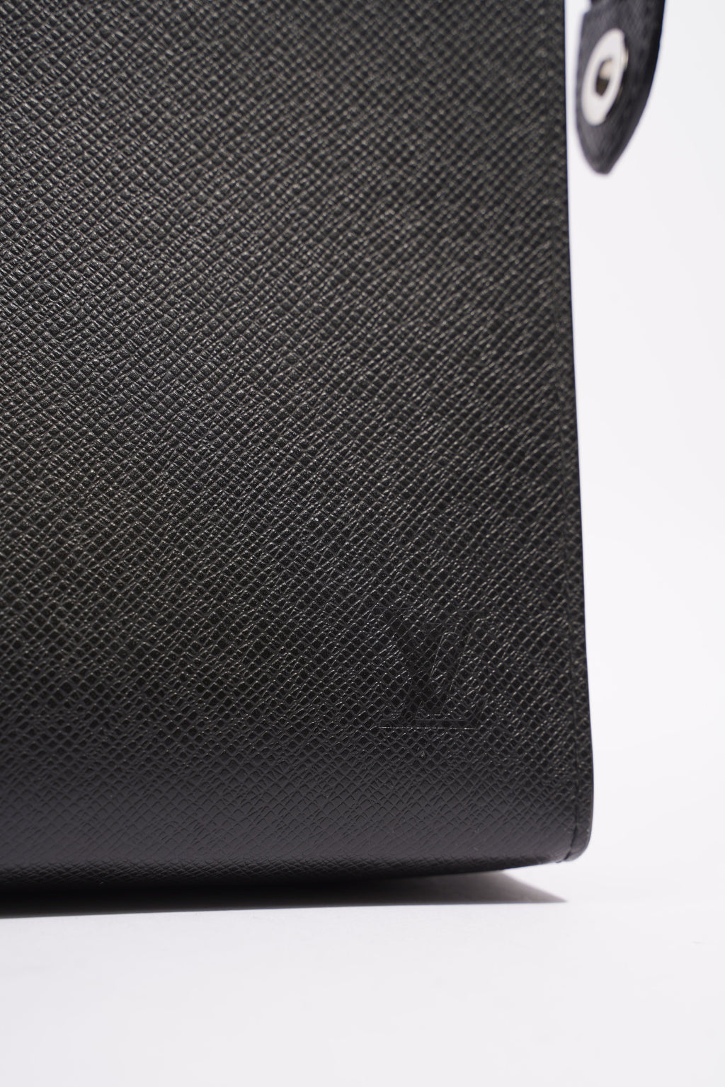 Louis Vuitton Mens Pochette Voyage Black MM