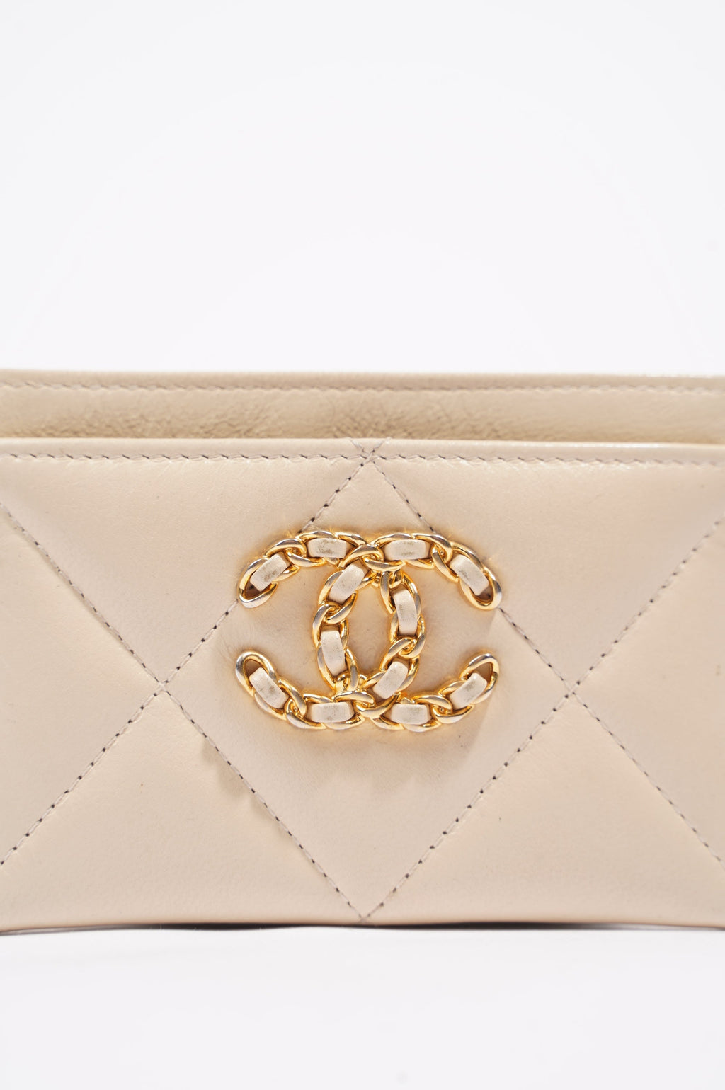 Chanel Womens 19 Cardholder Cream Lambskin