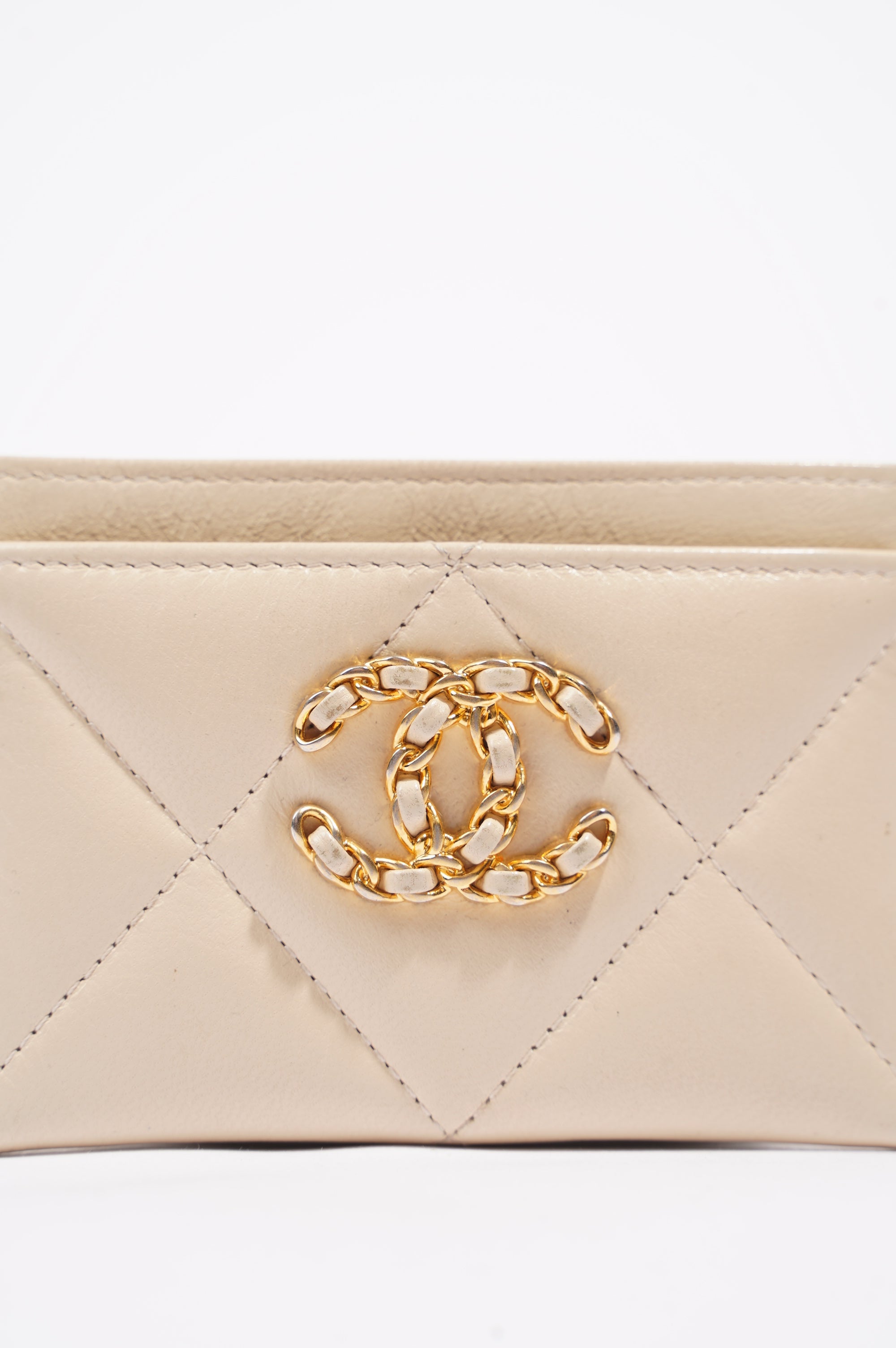 Chanel Womens 19 Cardholder Cream Lambskin