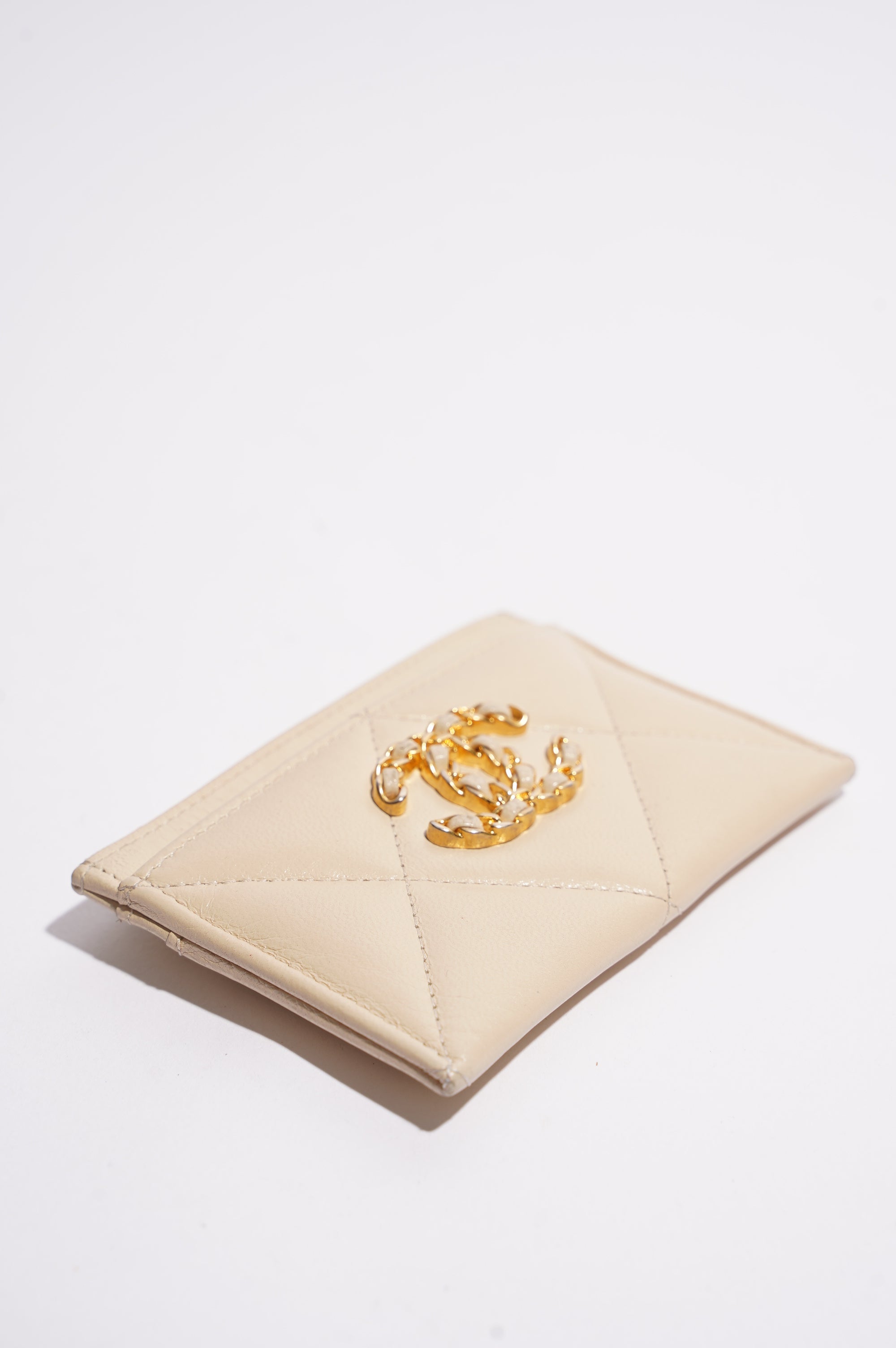 Chanel Womens 19 Cardholder Cream Lambskin
