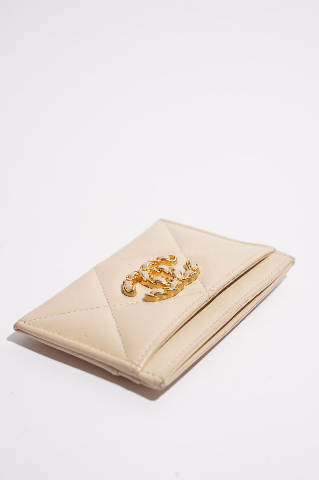 Chanel Womens 19 Cardholder Cream Lambskin