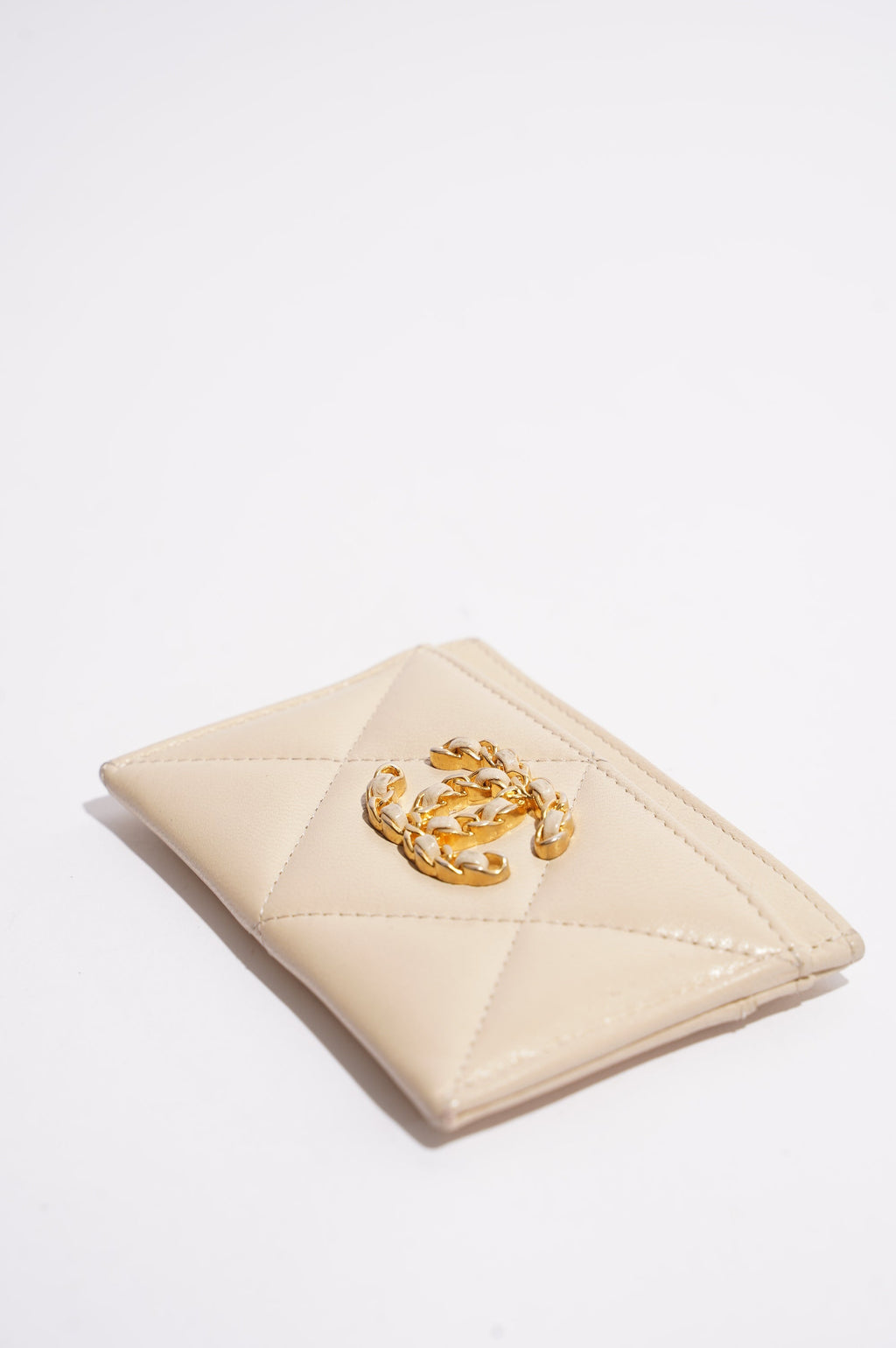 Chanel Womens 19 Cardholder Cream Lambskin