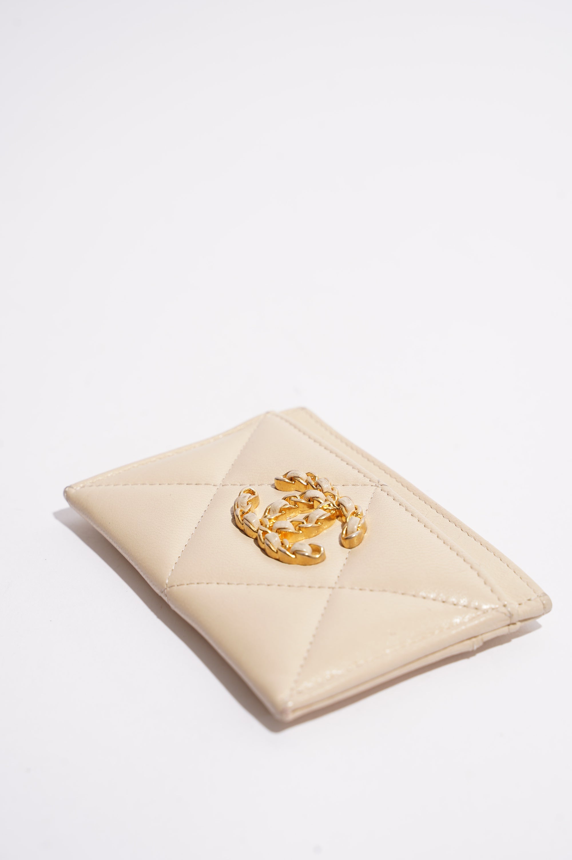 Chanel Womens 19 Cardholder Cream Lambskin