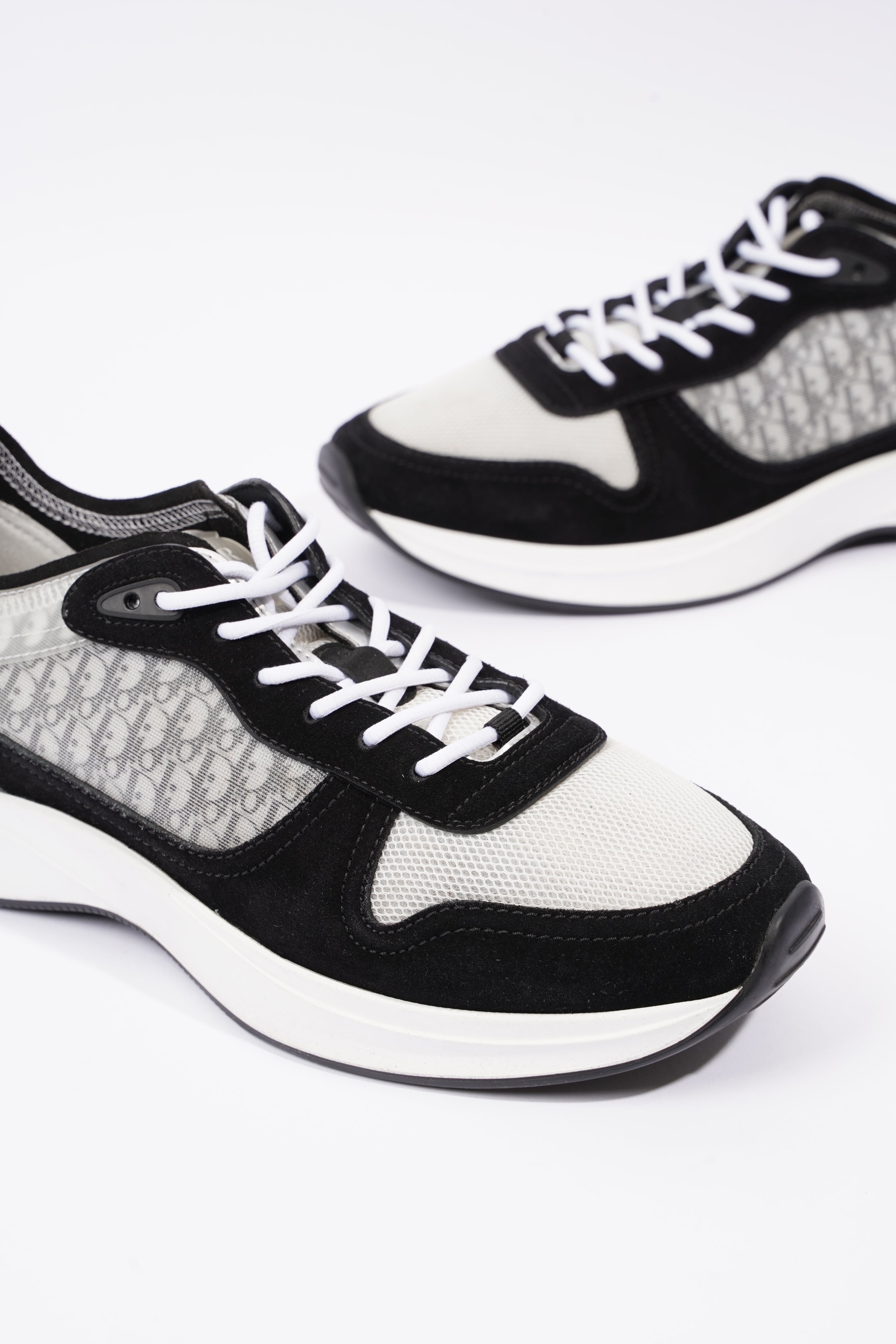 Christian Dior Mens B25 Runner Sneaker White / Black EU 44 / UK 10