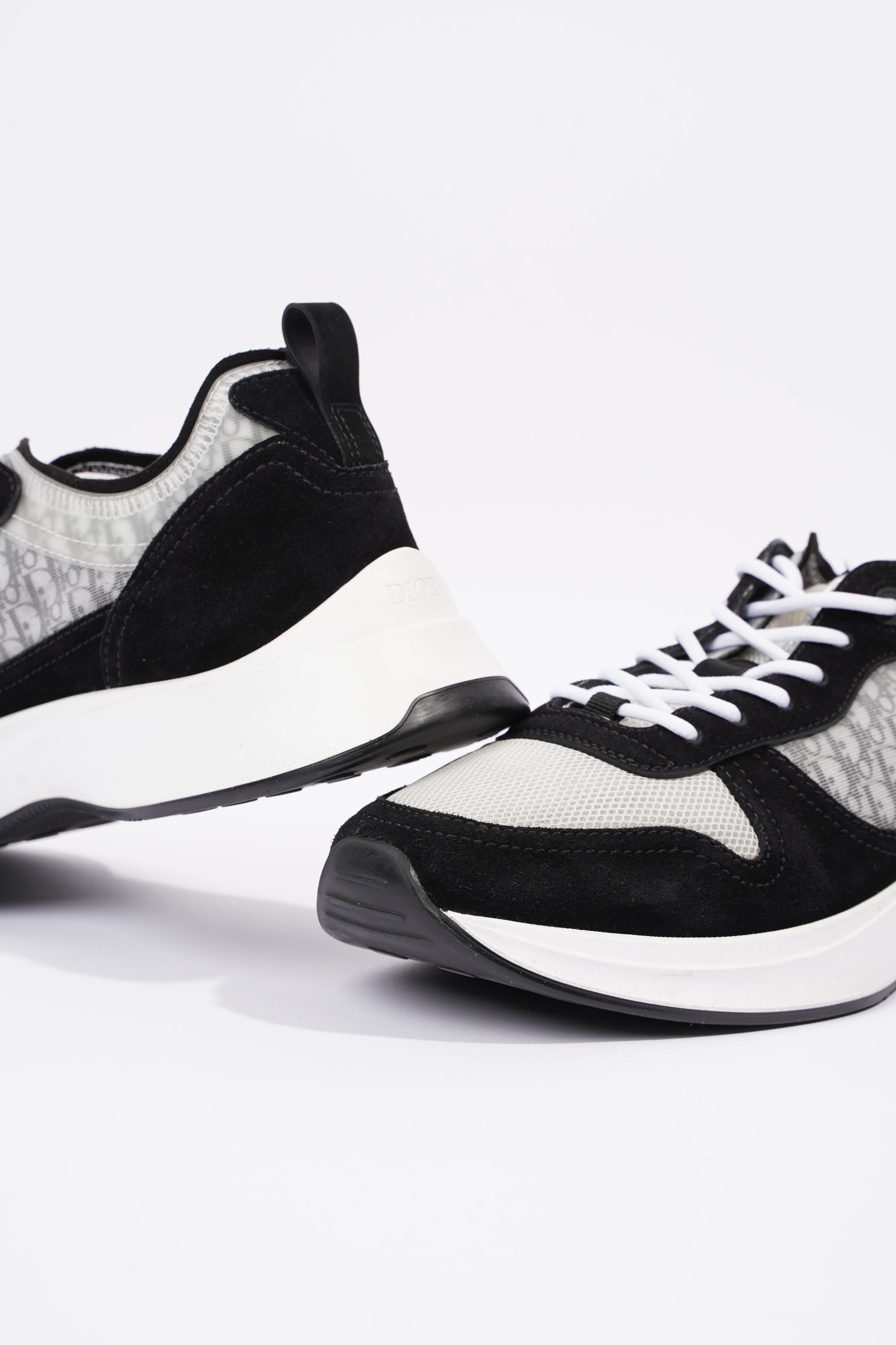 Christian Dior Mens B25 Runner Sneaker White / Black EU 44 / UK 10
