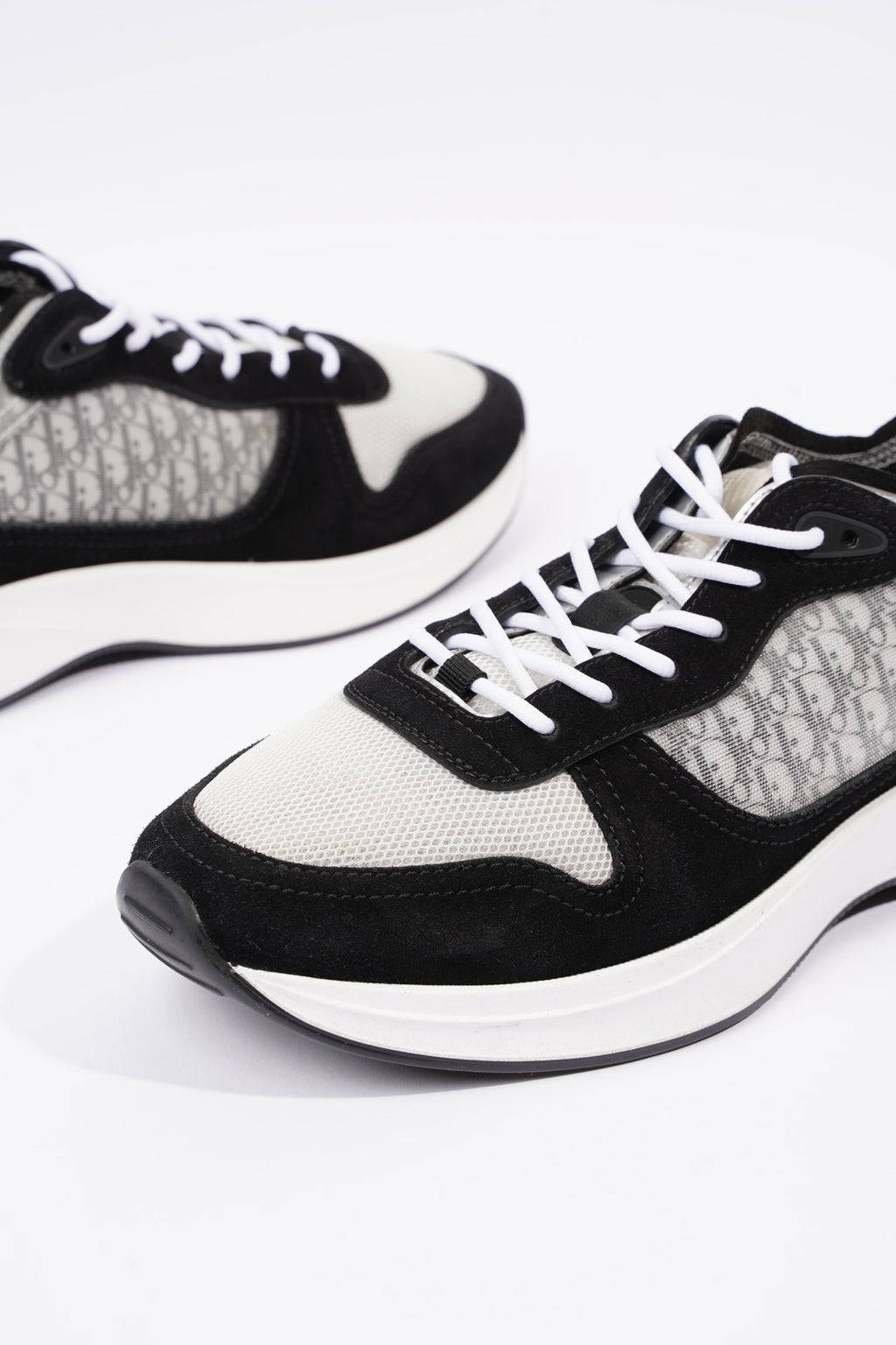 Christian Dior Mens B25 Runner Sneaker White / Black EU 44 / UK 10