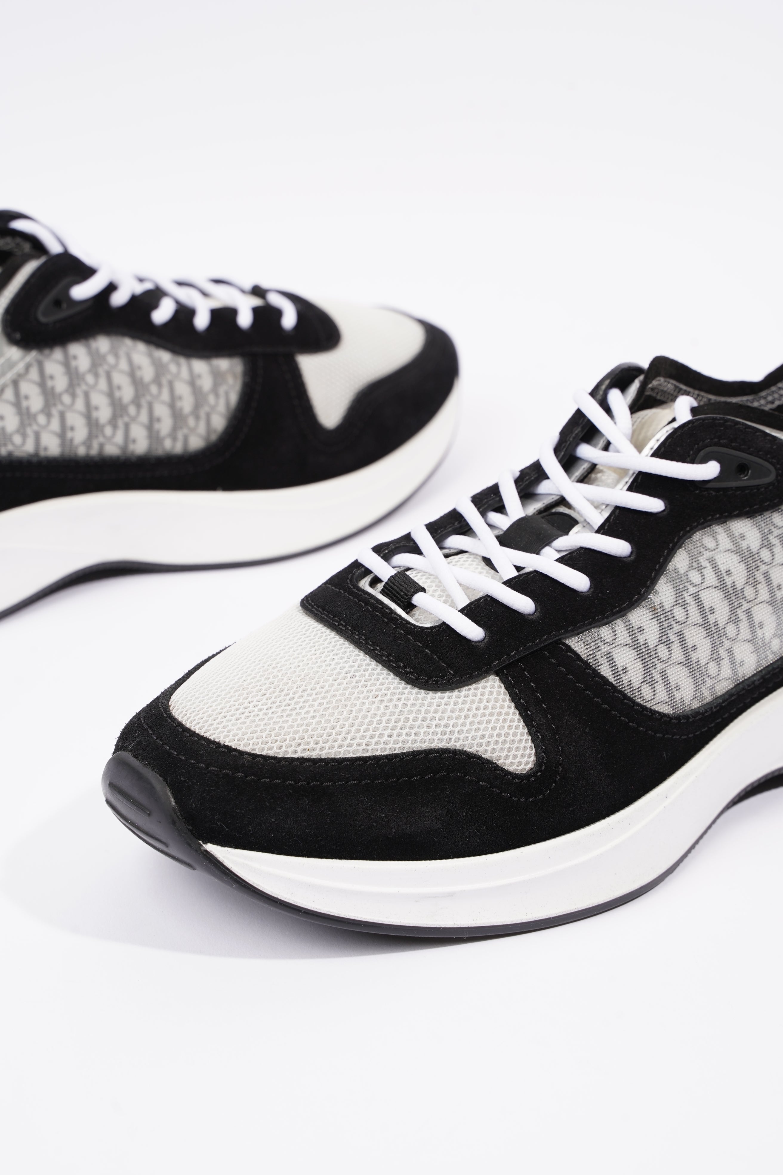 Christian Dior Mens B25 Runner Sneaker White / Black EU 44 / UK 10