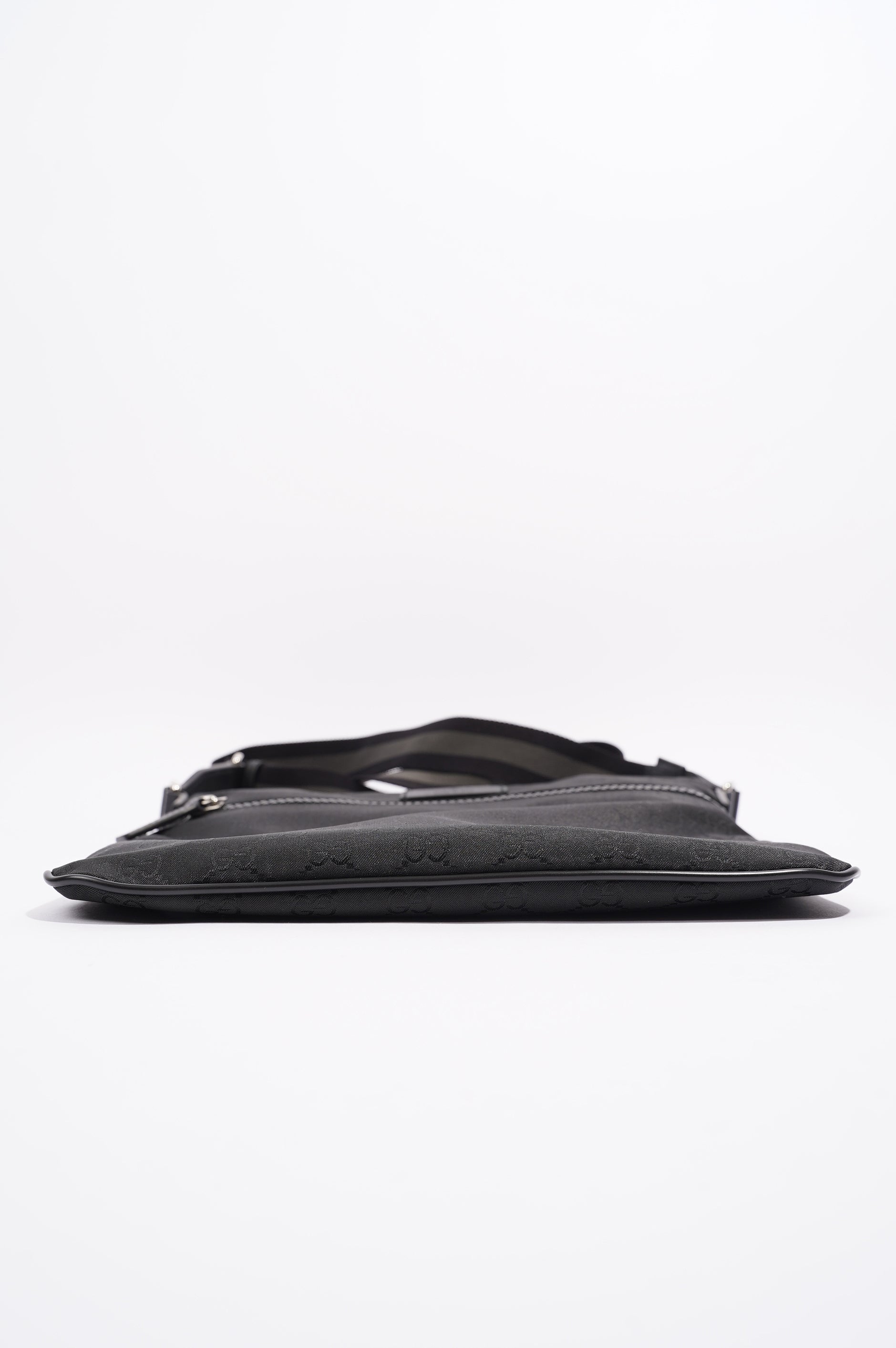 Gucci Mens Front Zip Flat Messenger Bag Black Nylon