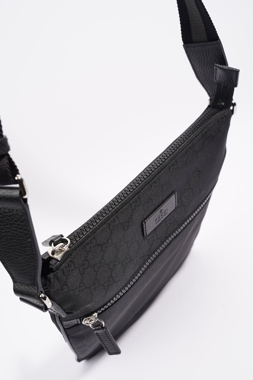 Gucci Mens Front Zip Flat Messenger Bag Black Nylon
