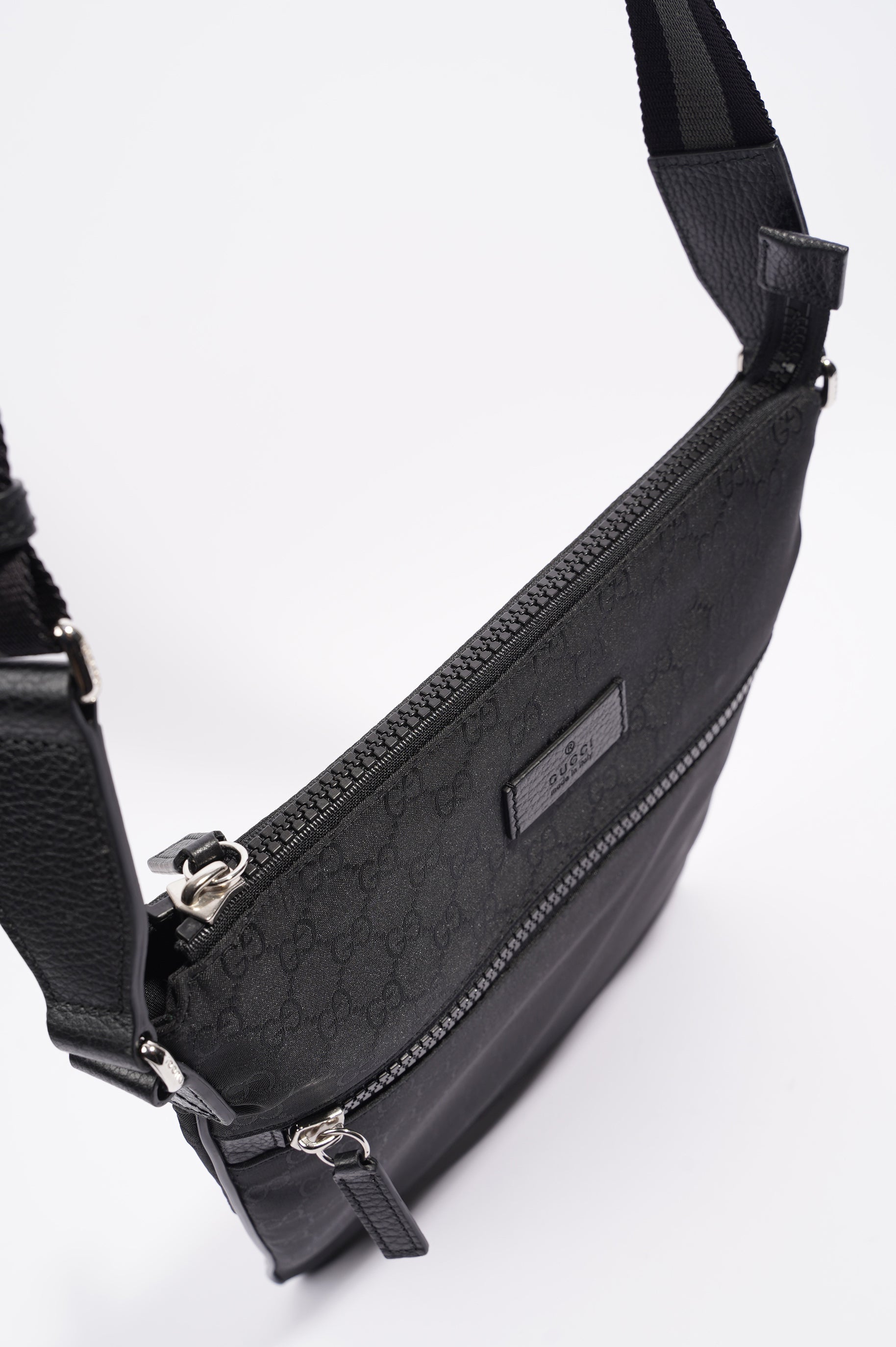 Gucci Mens Front Zip Flat Messenger Bag Black Nylon