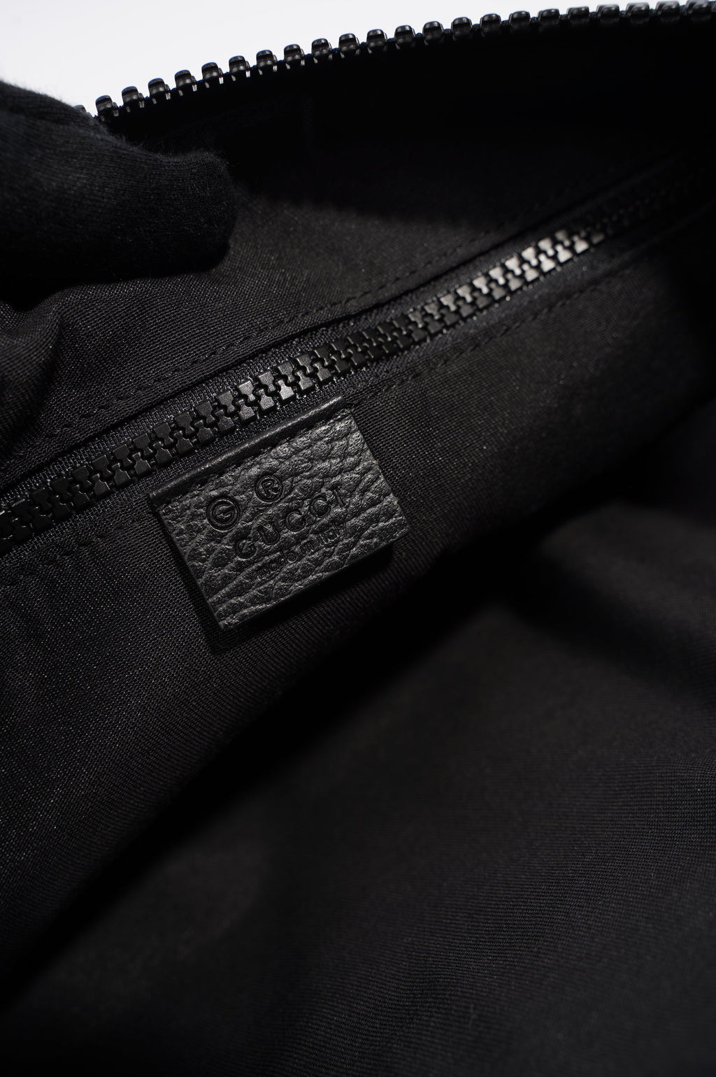 Gucci Mens Front Zip Flat Messenger Bag Black Nylon