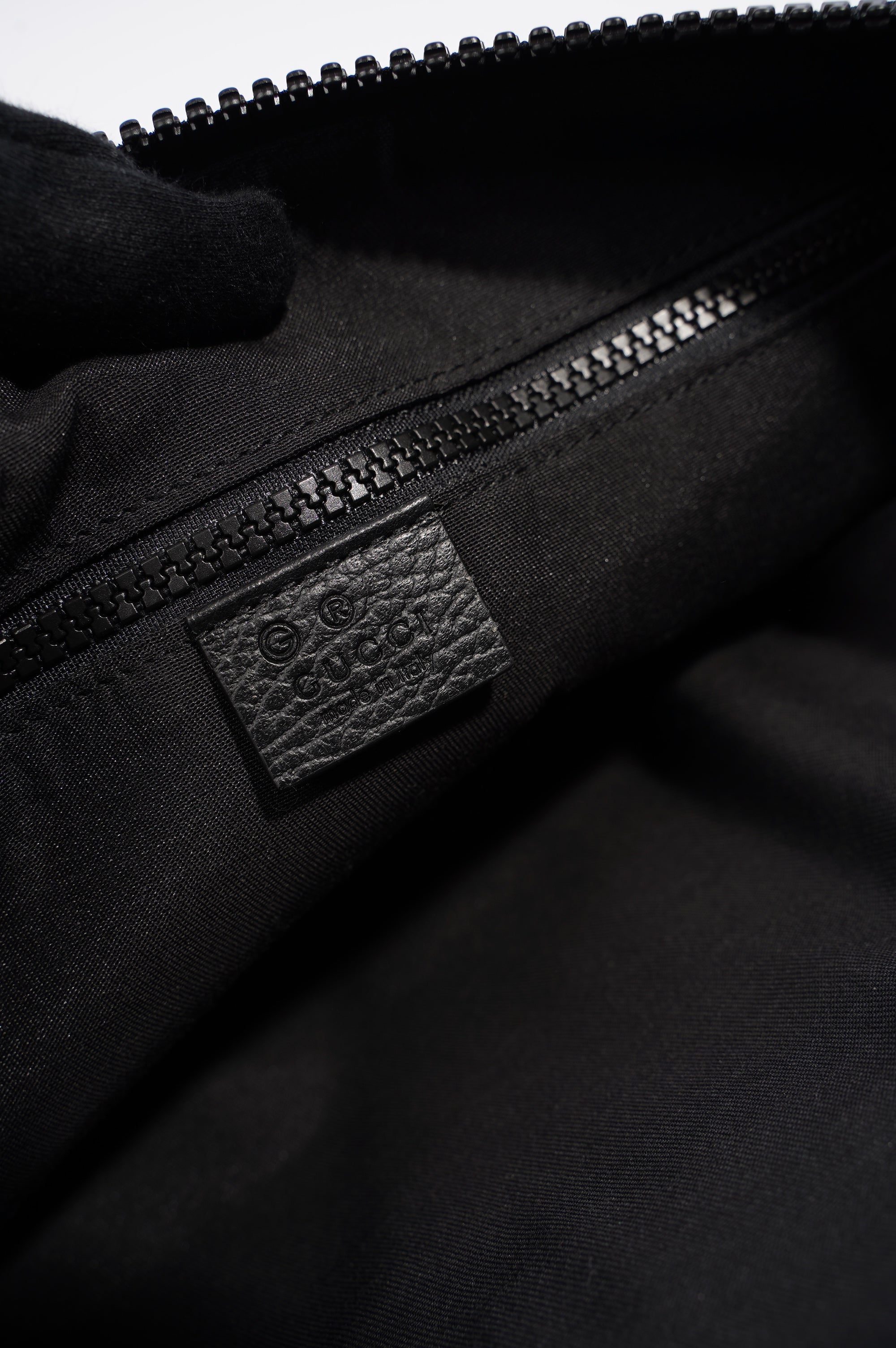 Gucci Mens Front Zip Flat Messenger Bag Black Nylon