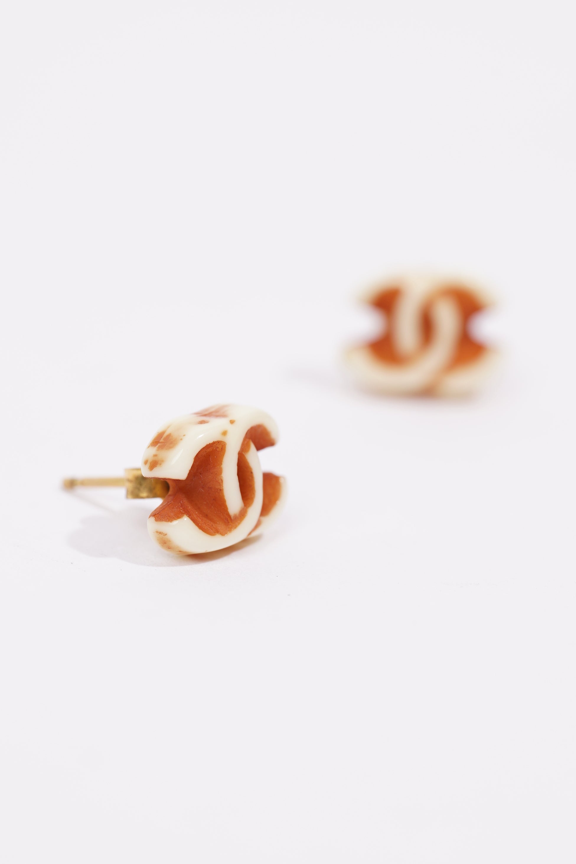 Chanel Womens CC Earrings White / Brown