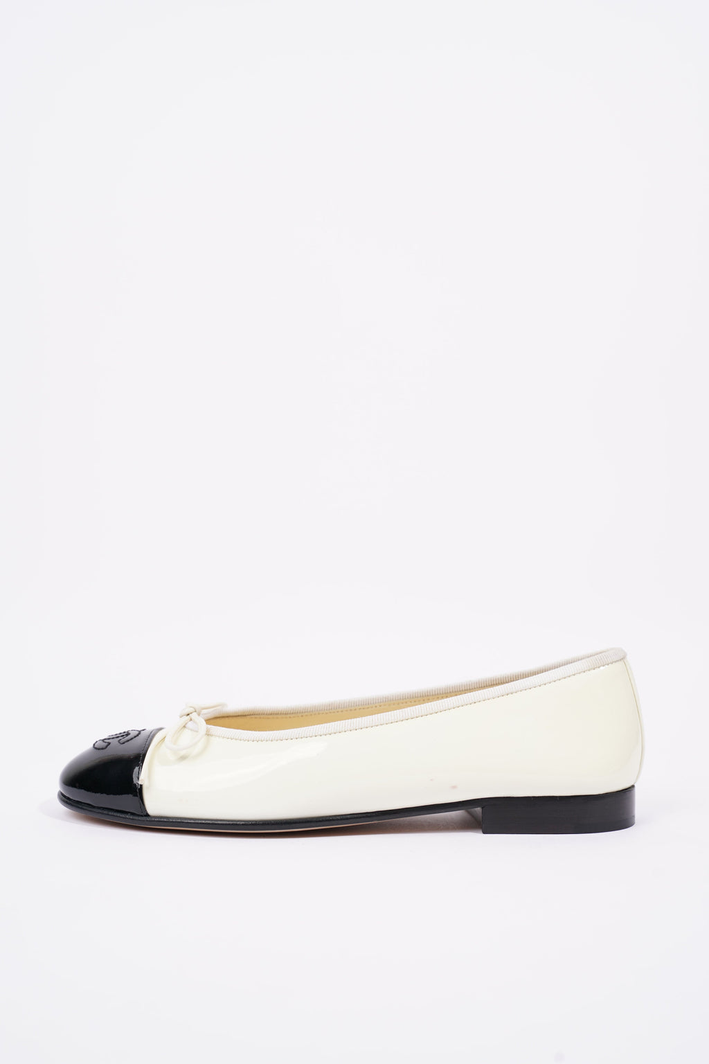 Chanel Womens Ballerina Flat Cream / Black EU 35 / UK 2
