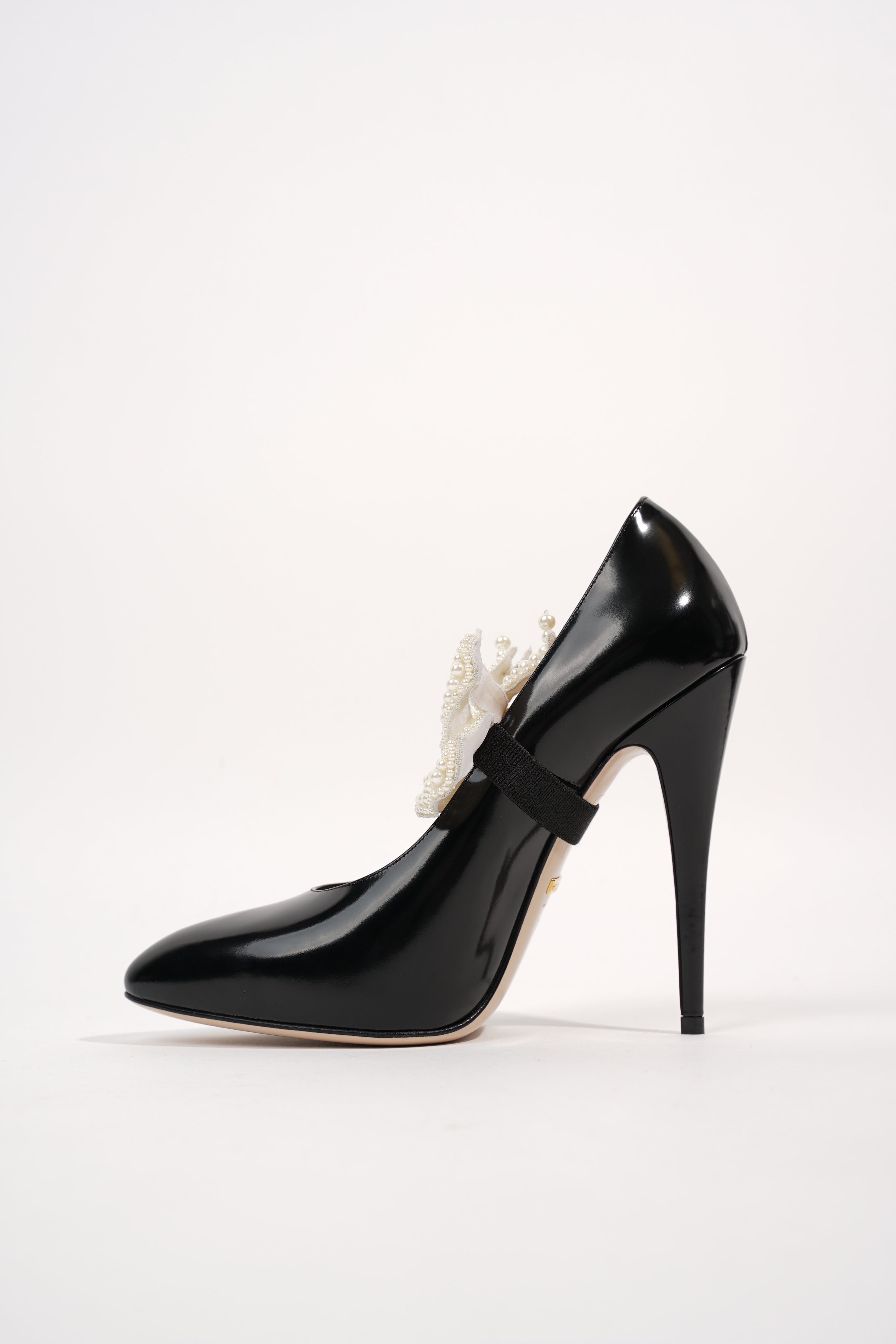 Gucci Womens Simple Pump With Pearl Bow Patent Black EU 38 / UK 5