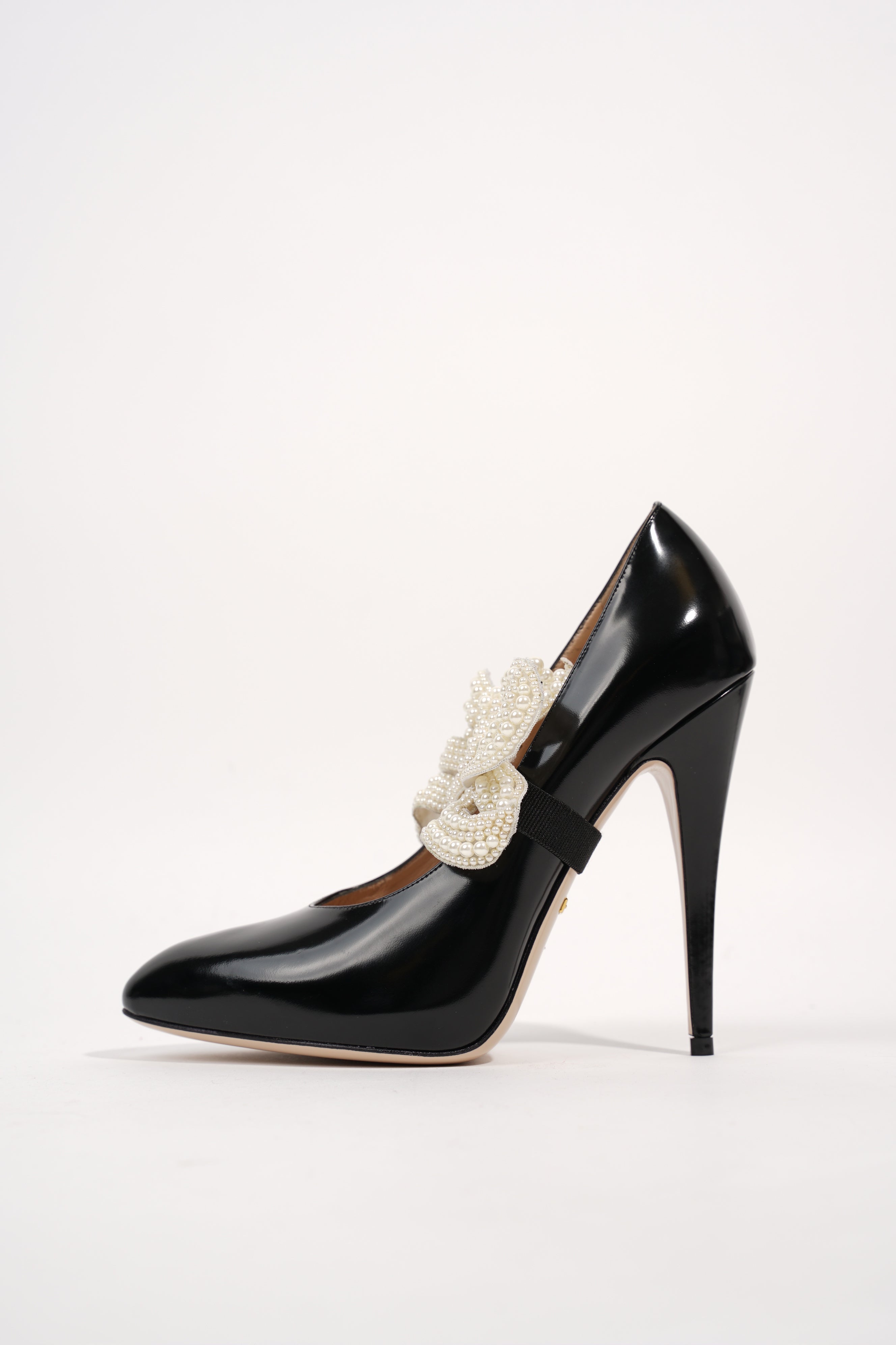 Gucci Womens Simple Pump With Pearl Bow Patent Black EU 38 / UK 5