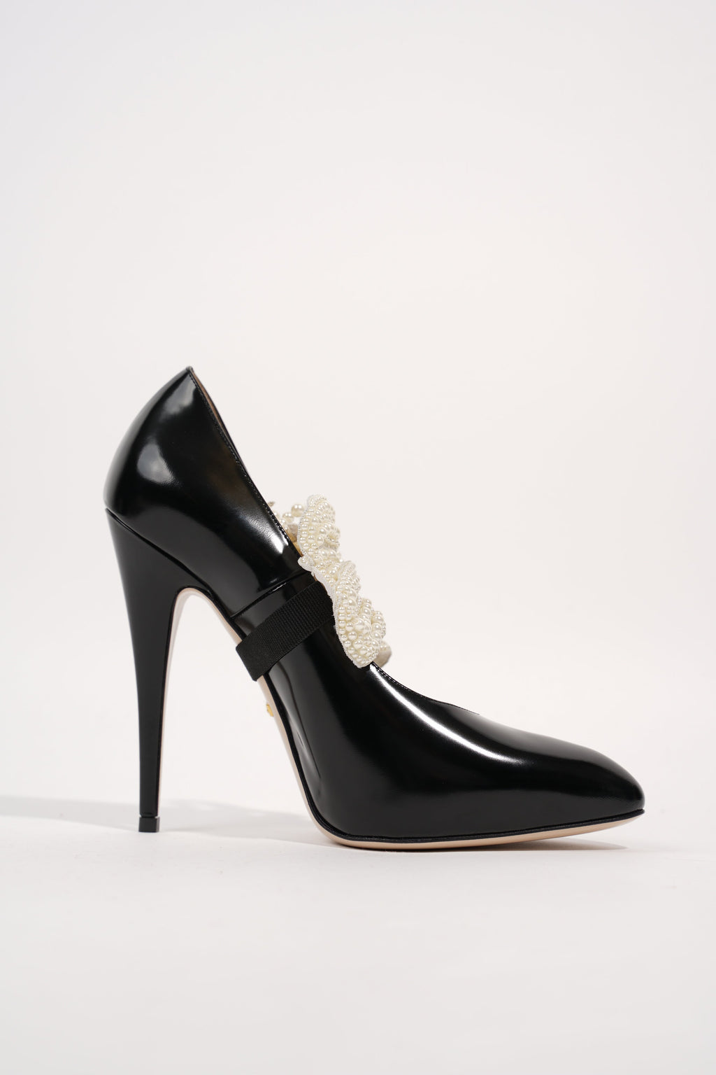 Gucci Womens Simple Pump With Pearl Bow Patent Black EU 38 / UK 5