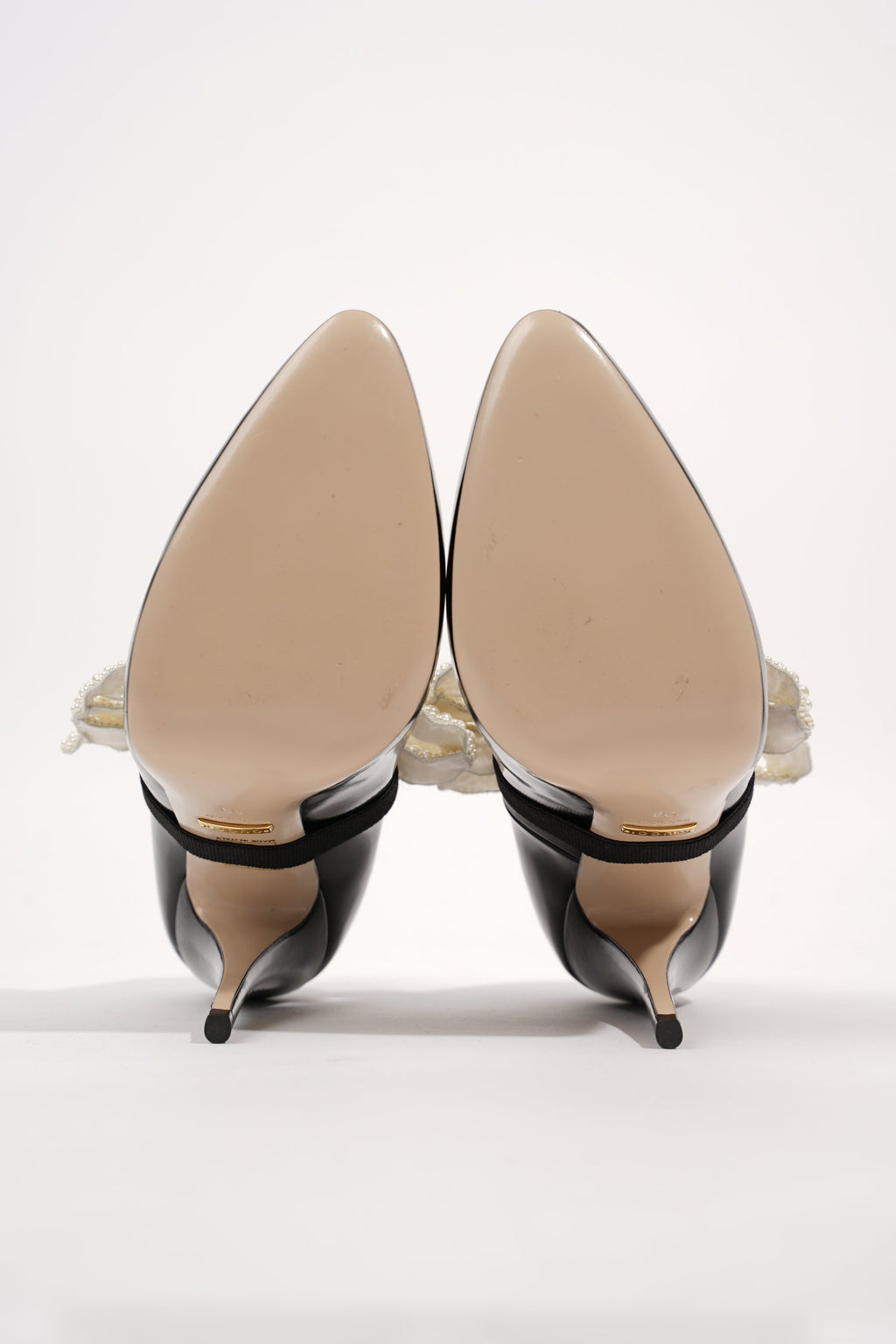Gucci Womens Simple Pump With Pearl Bow Patent Black EU 38 / UK 5