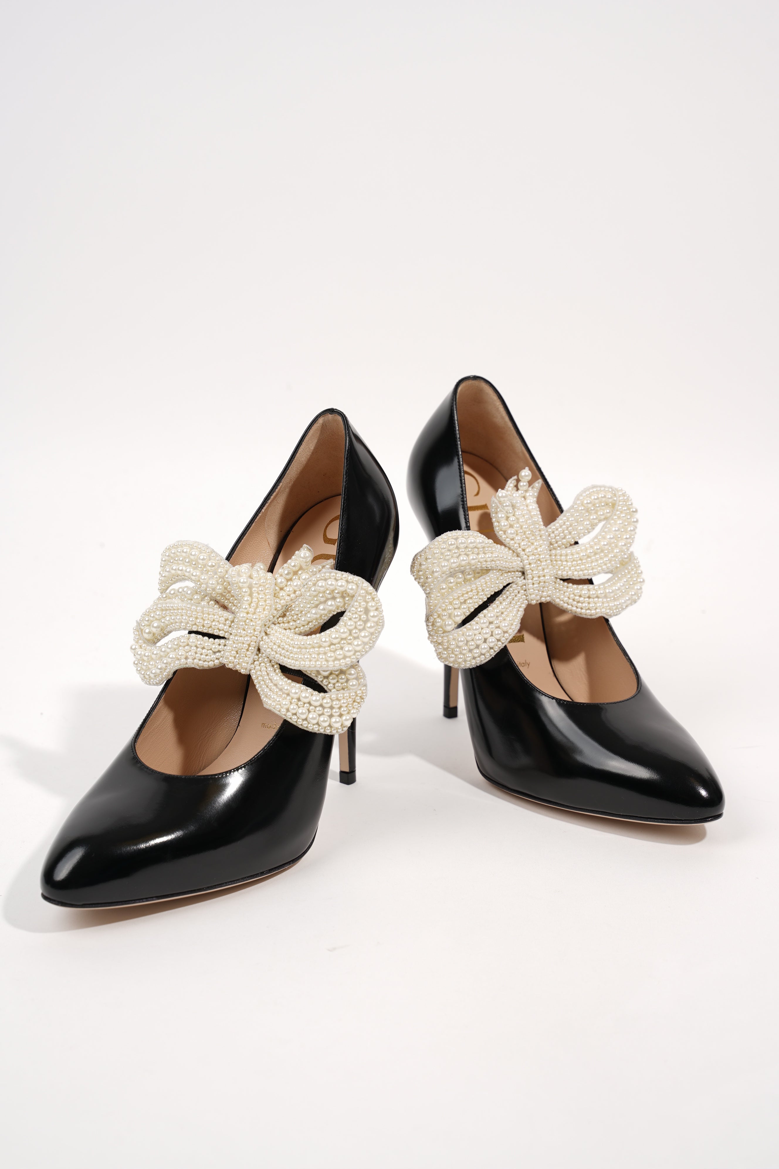 Gucci Womens Simple Pump With Pearl Bow Patent Black EU 38 / UK 5