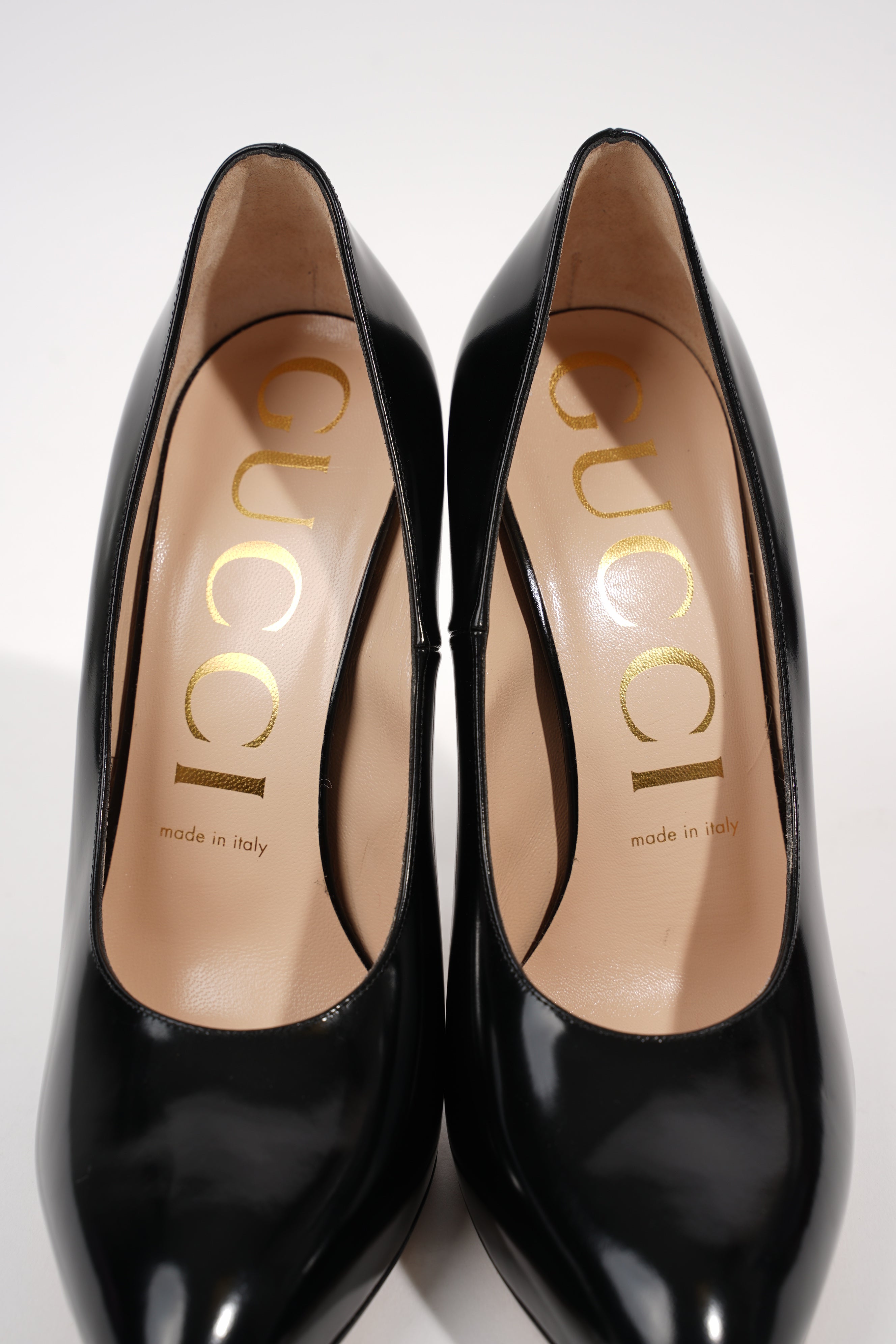 Gucci Womens Simple Pump With Pearl Bow Patent Black EU 38 / UK 5