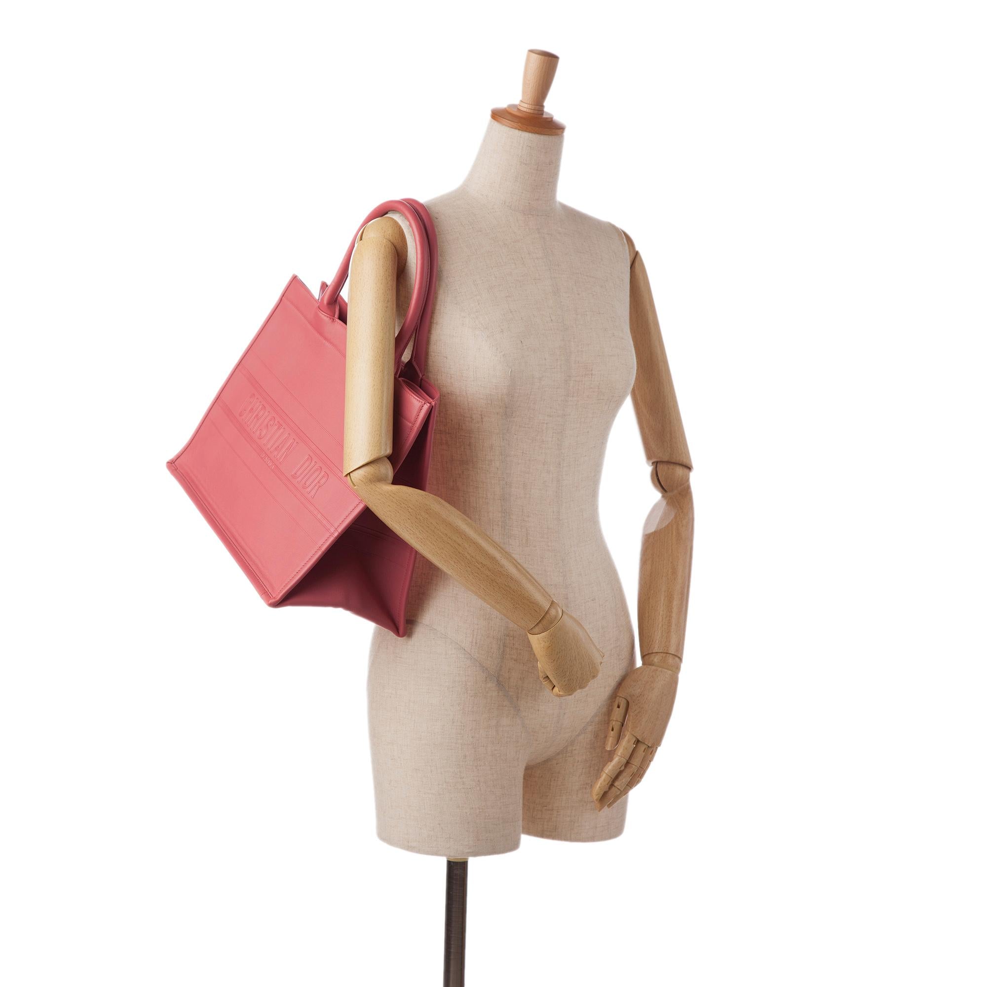 Dior Medium Embossed Book Tote (SHG-YL4dYo)