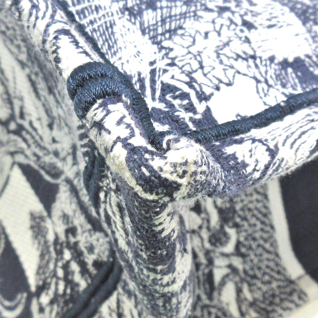 Dior Medium Toile de Jouy Book Tote (SHG-w91Lfx)