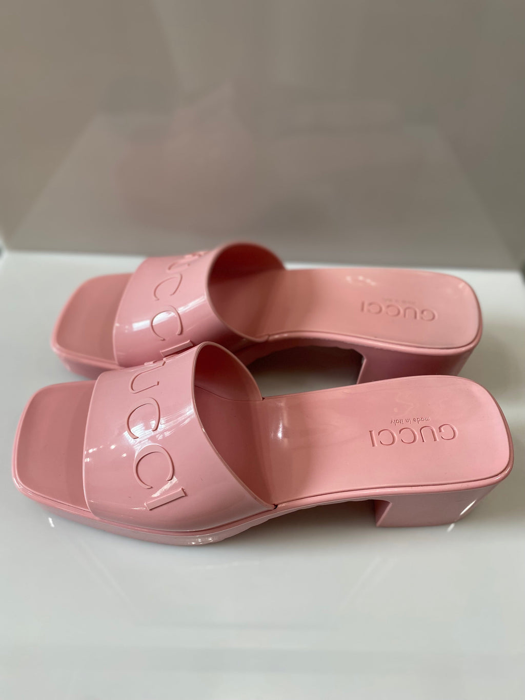 GUCCI PINK 60 EMBOSSED LOGO SLIDE SANDALS