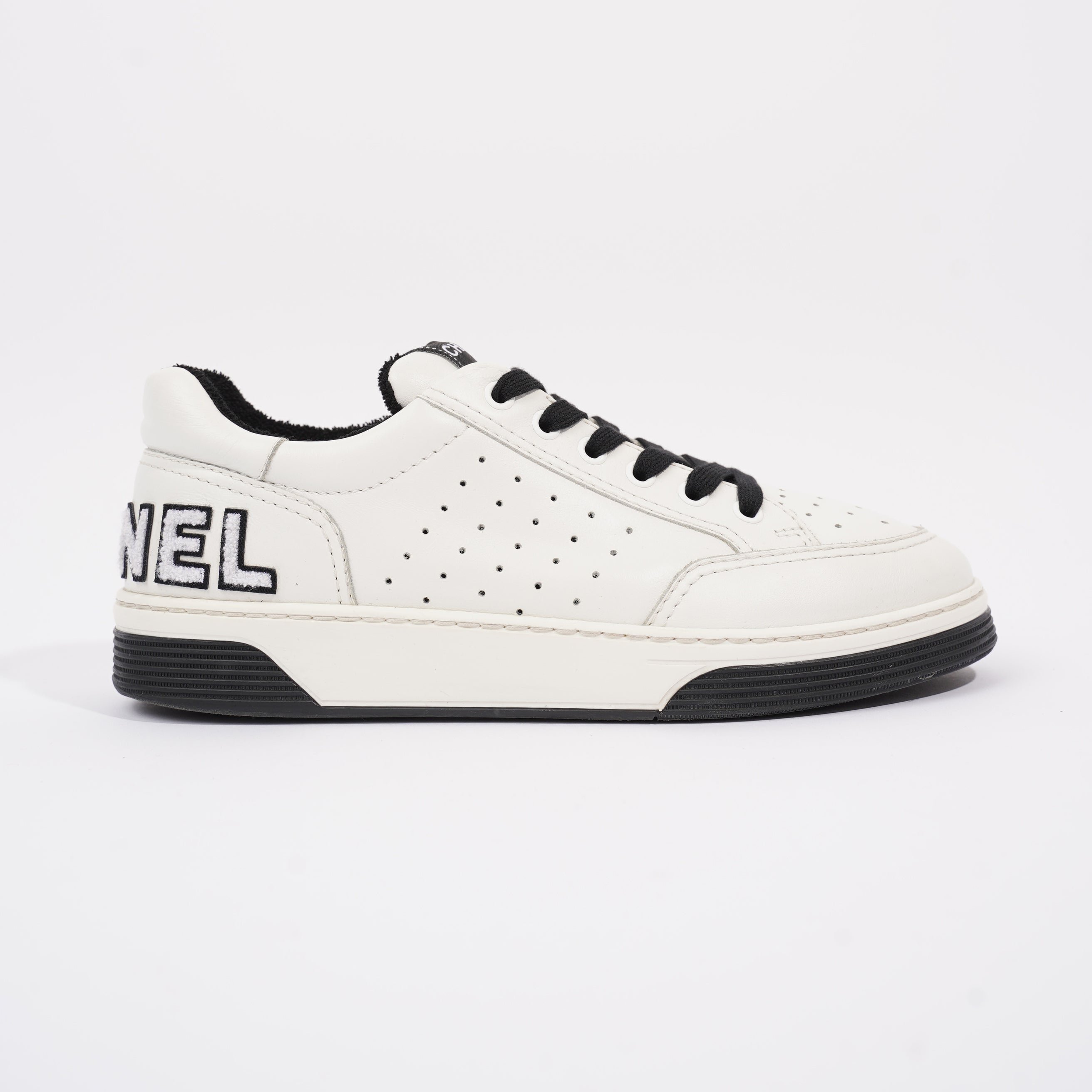 Chanel Logo Low Top White / Black Leather EU 39 UK 6