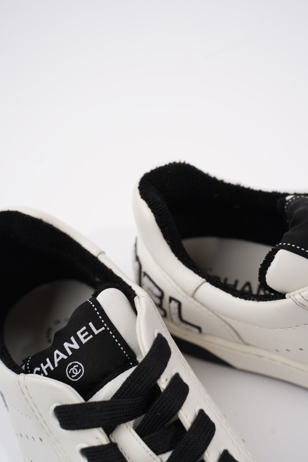 Chanel Logo Low Top White / Black Leather EU 39 UK 6