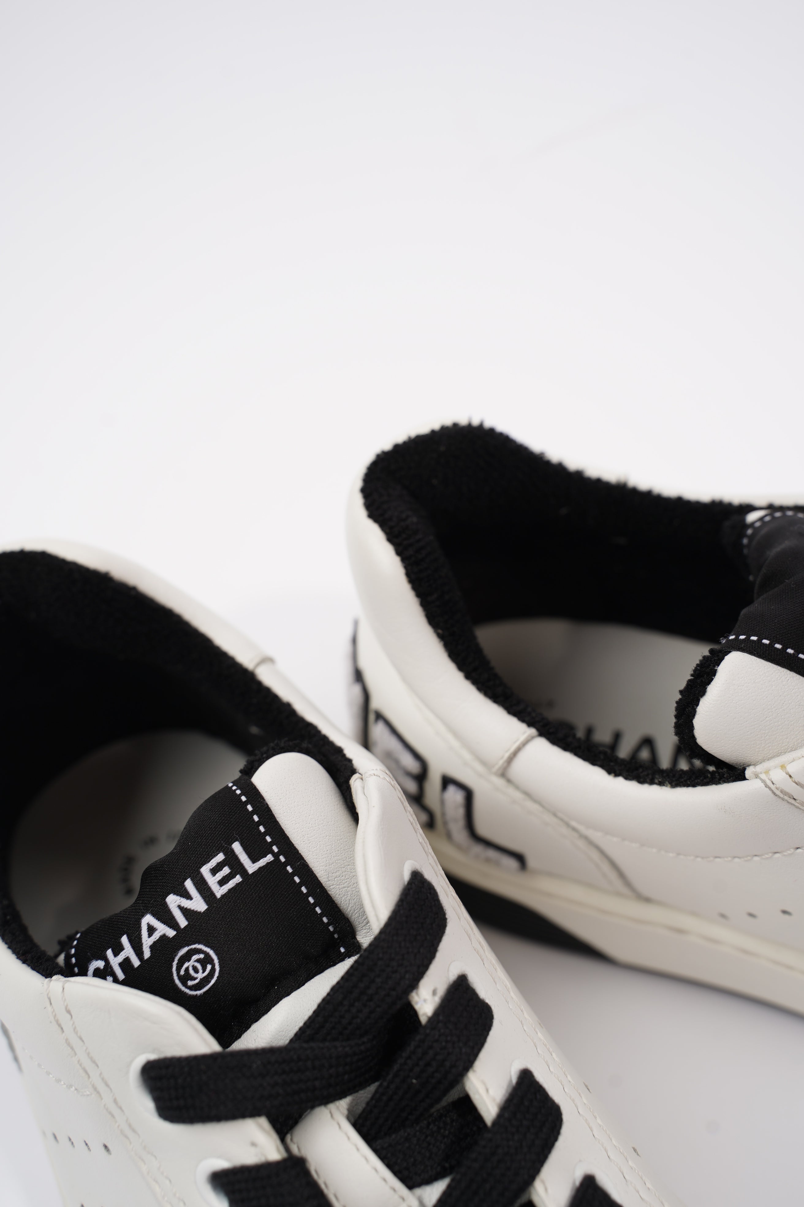 Chanel Logo Low Top White / Black Leather EU 39 UK 6
