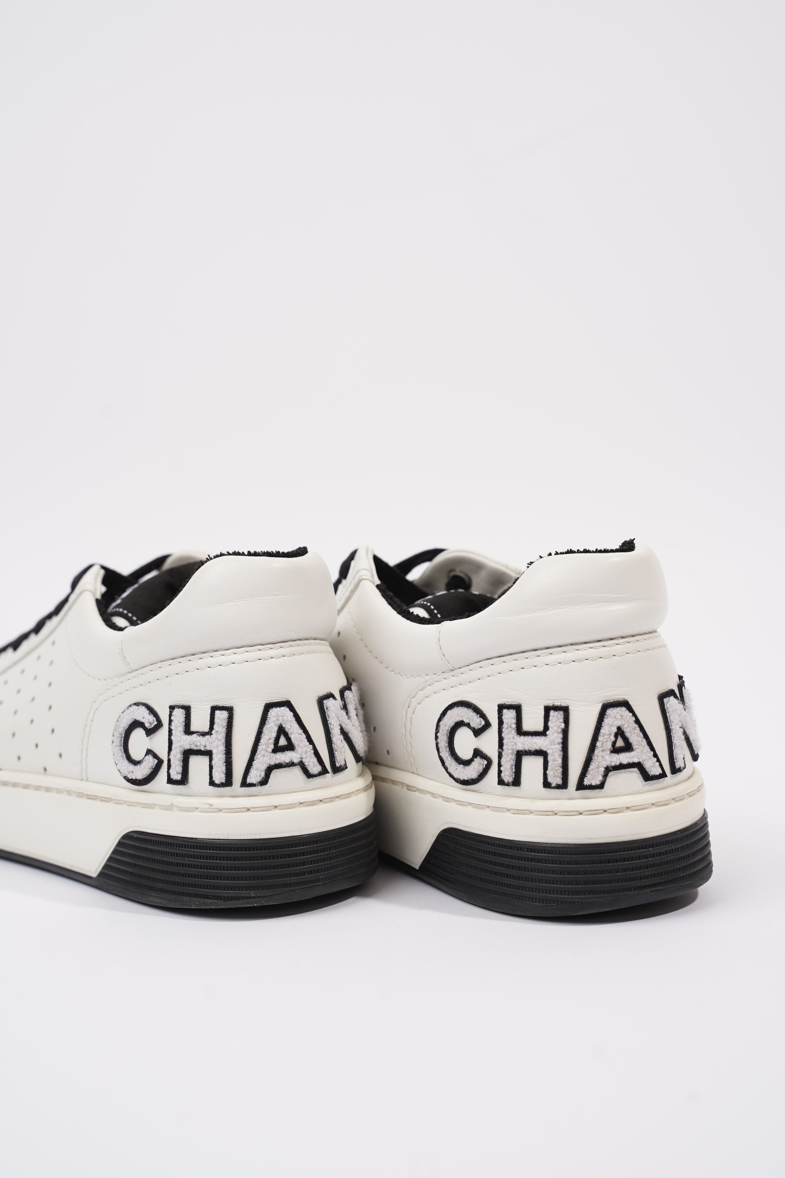 Chanel Logo Low Top White / Black Leather EU 39 UK 6