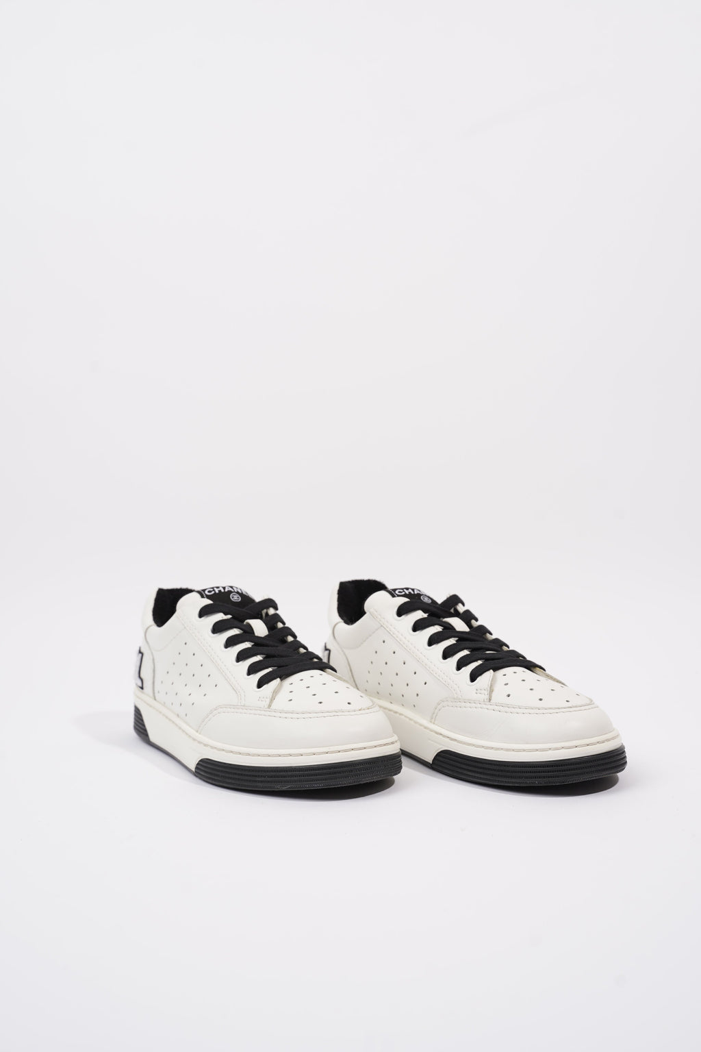Chanel Logo Low Top White / Black Leather EU 39 UK 6