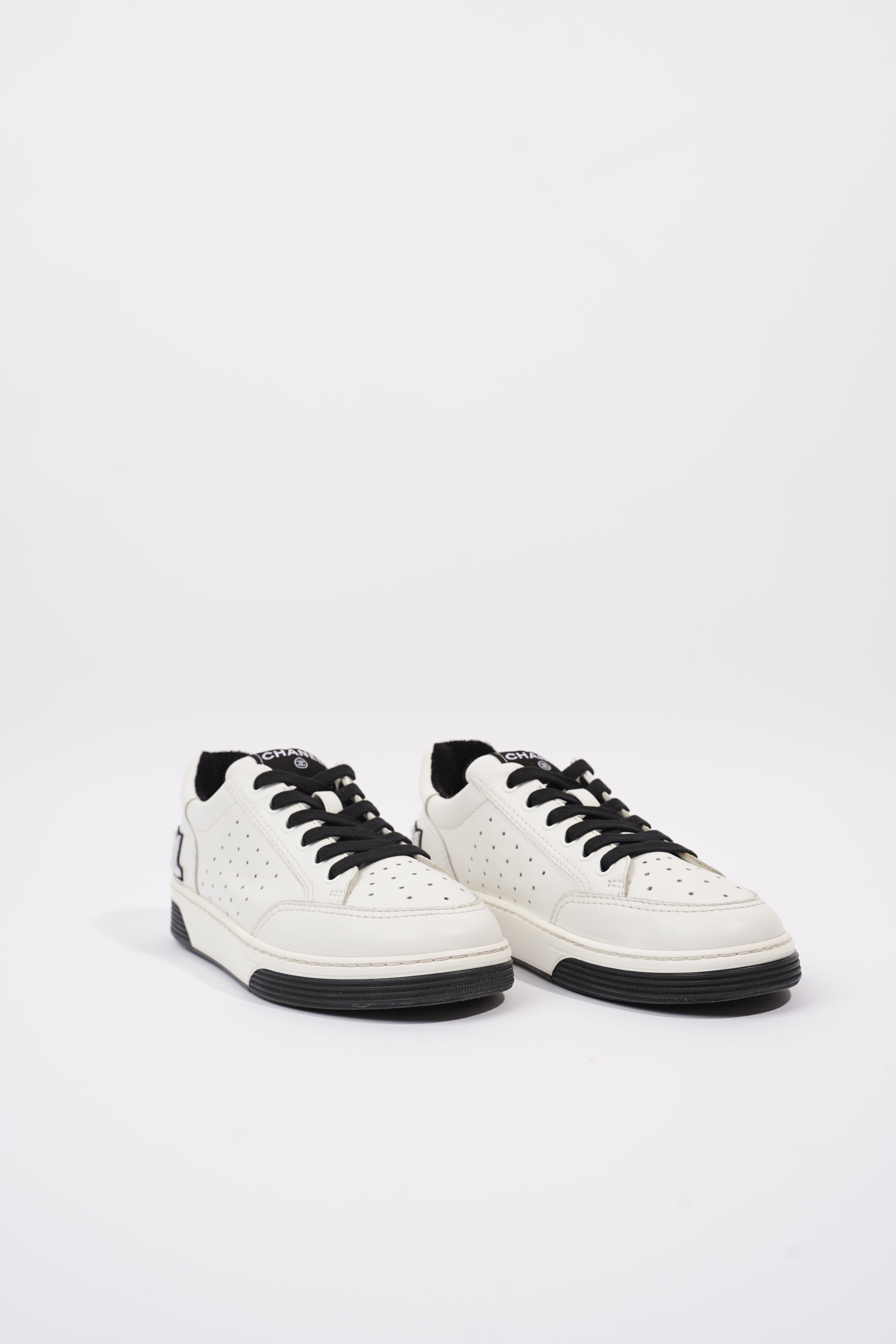 Chanel Logo Low Top White / Black Leather EU 39 UK 6