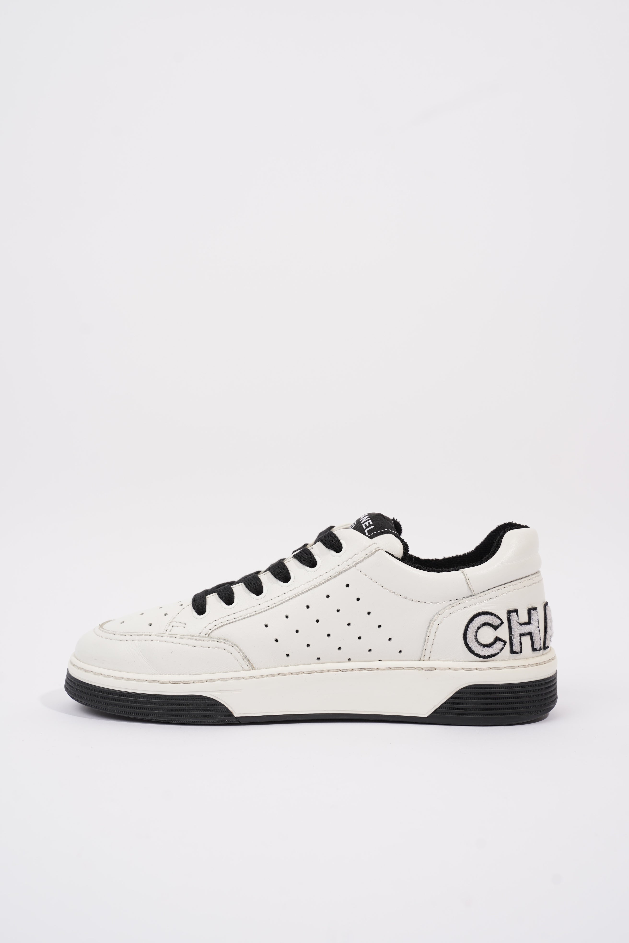 Chanel Logo Low Top White / Black Leather EU 39 UK 6