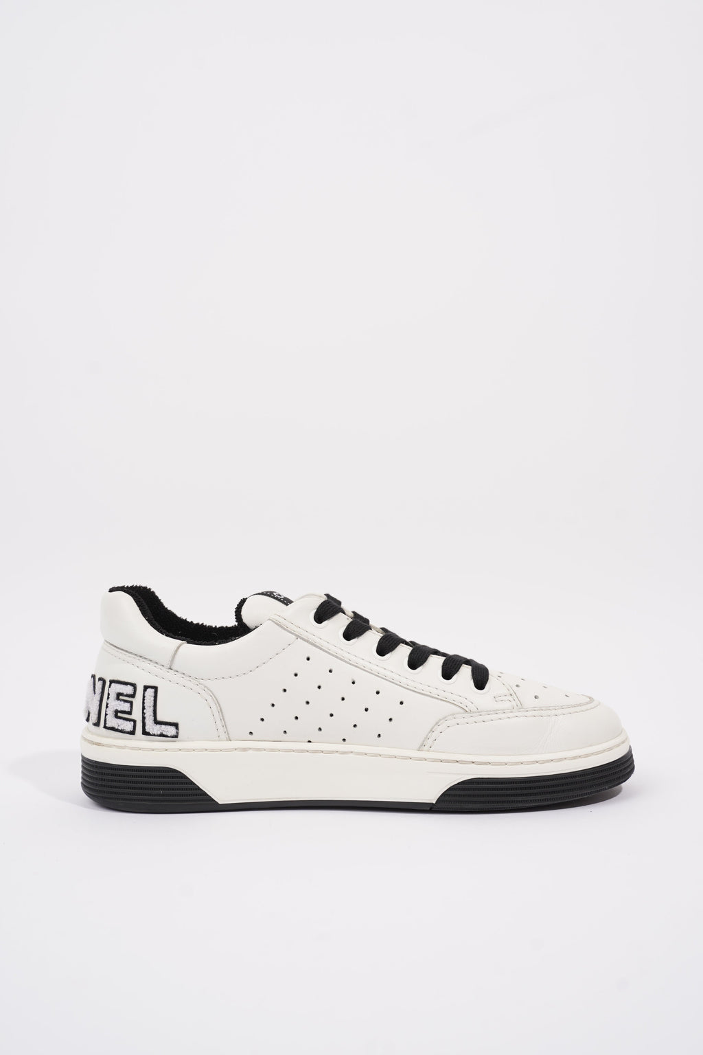 Chanel Logo Low Top White / Black Leather EU 39 UK 6