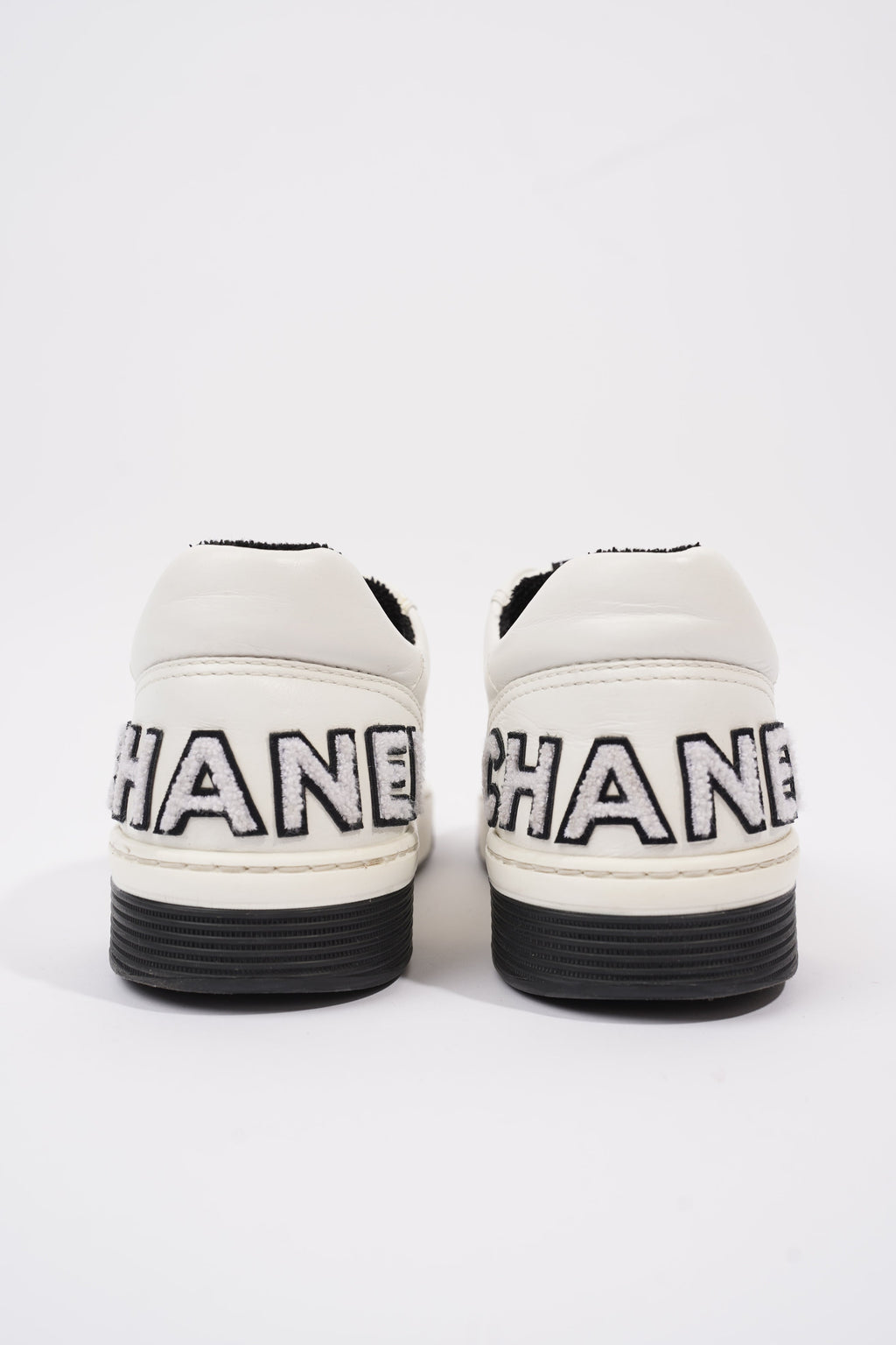 Chanel Logo Low Top White / Black Leather EU 39 UK 6