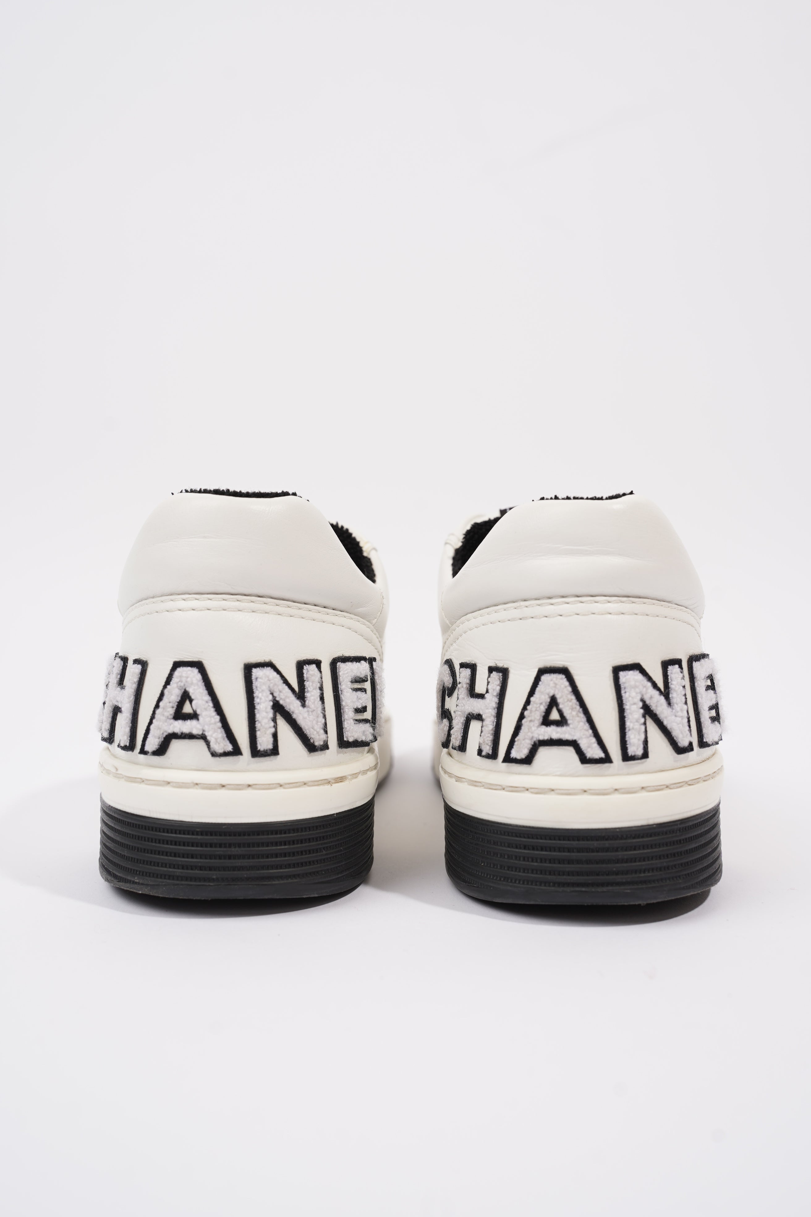 Chanel Logo Low Top White / Black Leather EU 39 UK 6