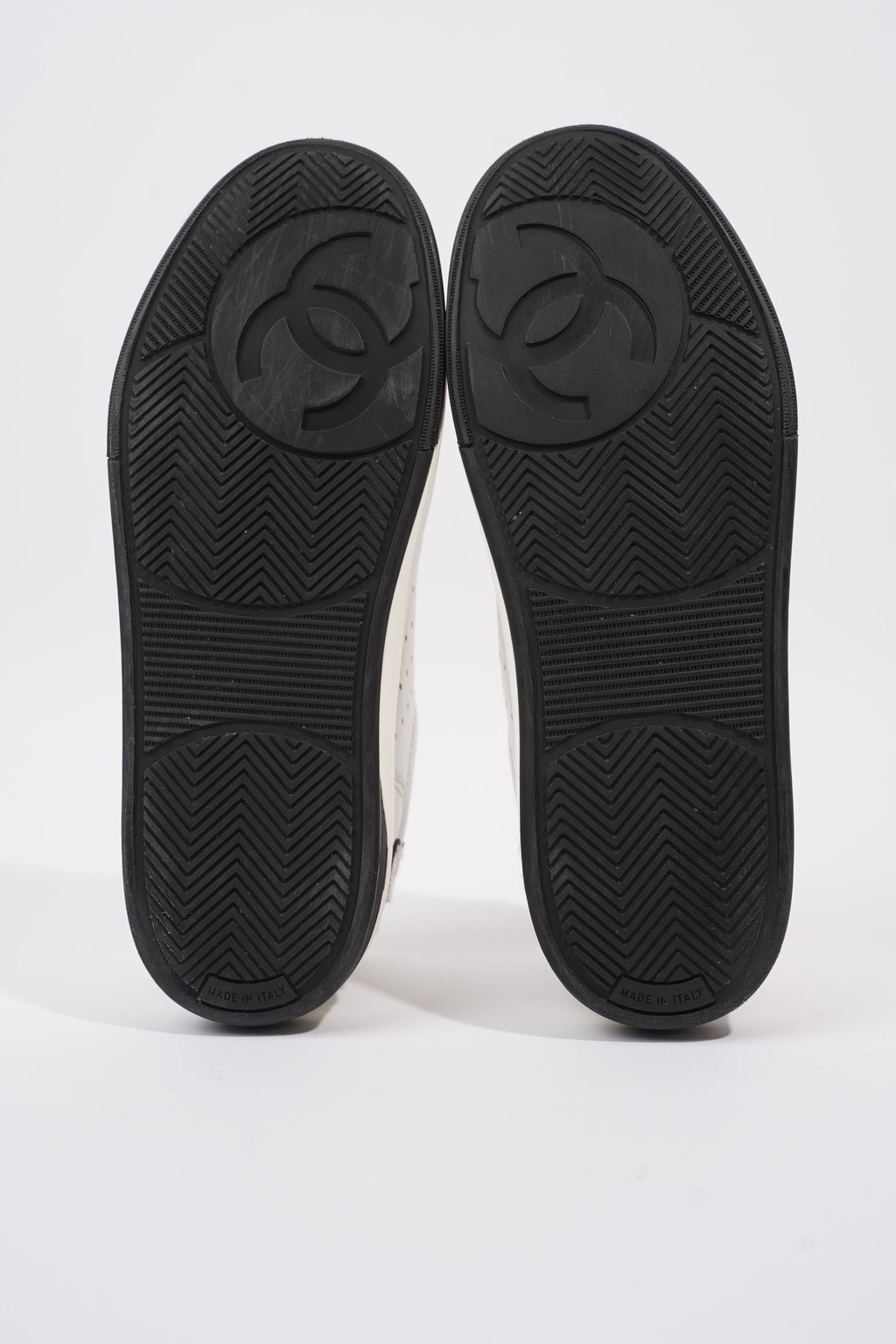Chanel Logo Low Top White / Black Leather EU 39 UK 6