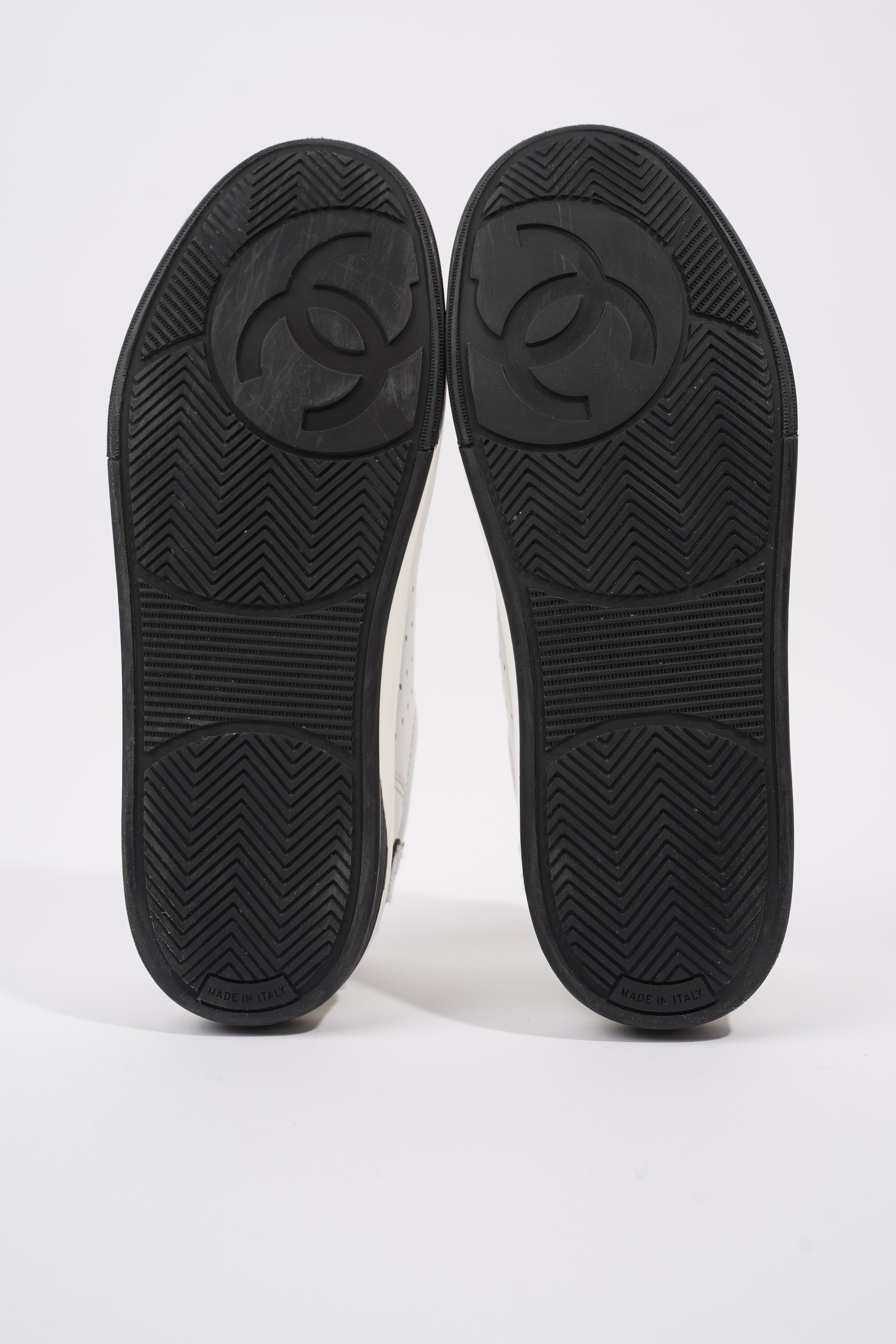 Chanel Logo Low Top White / Black Leather EU 39 UK 6
