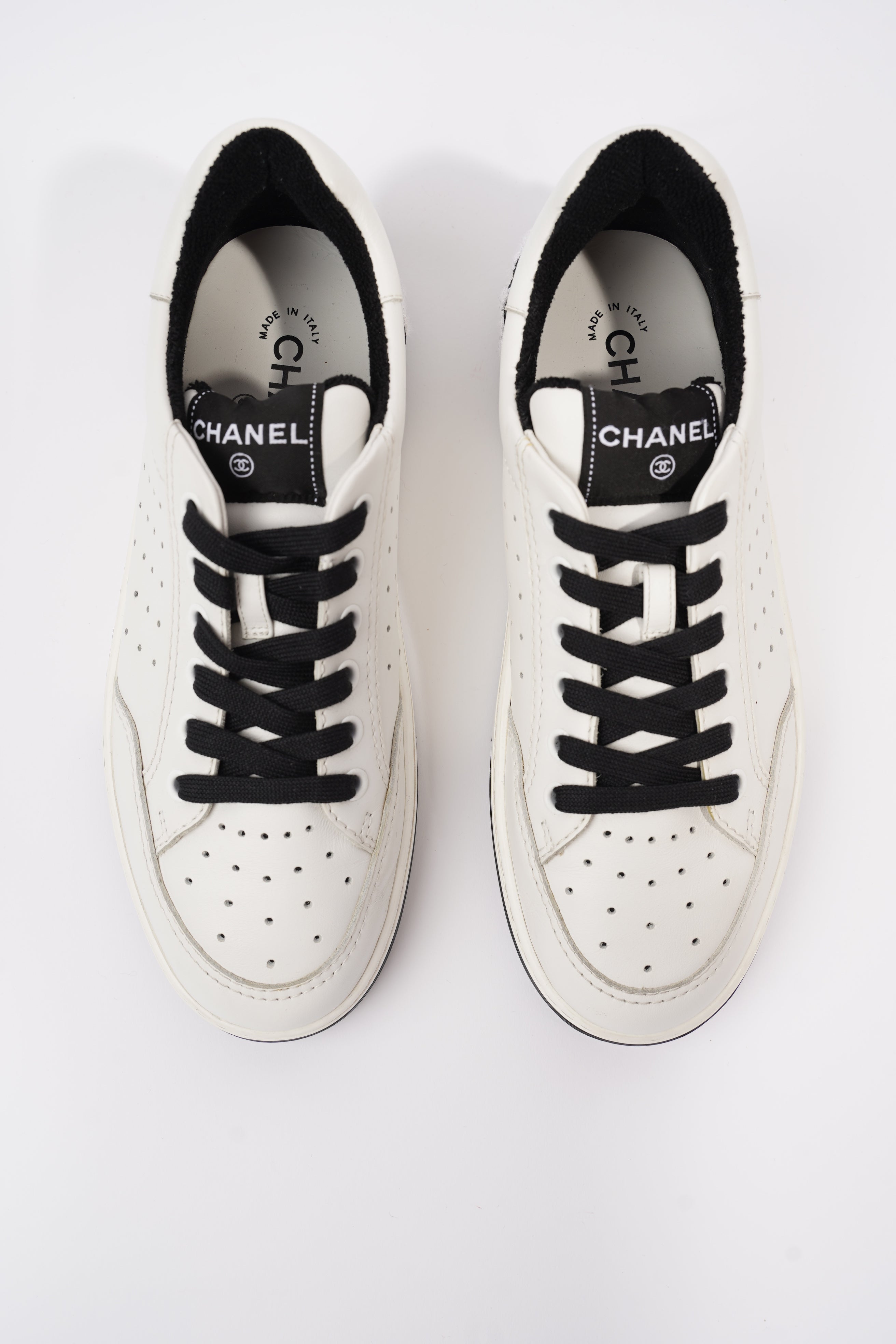 Chanel Logo Low Top White / Black Leather EU 39 UK 6