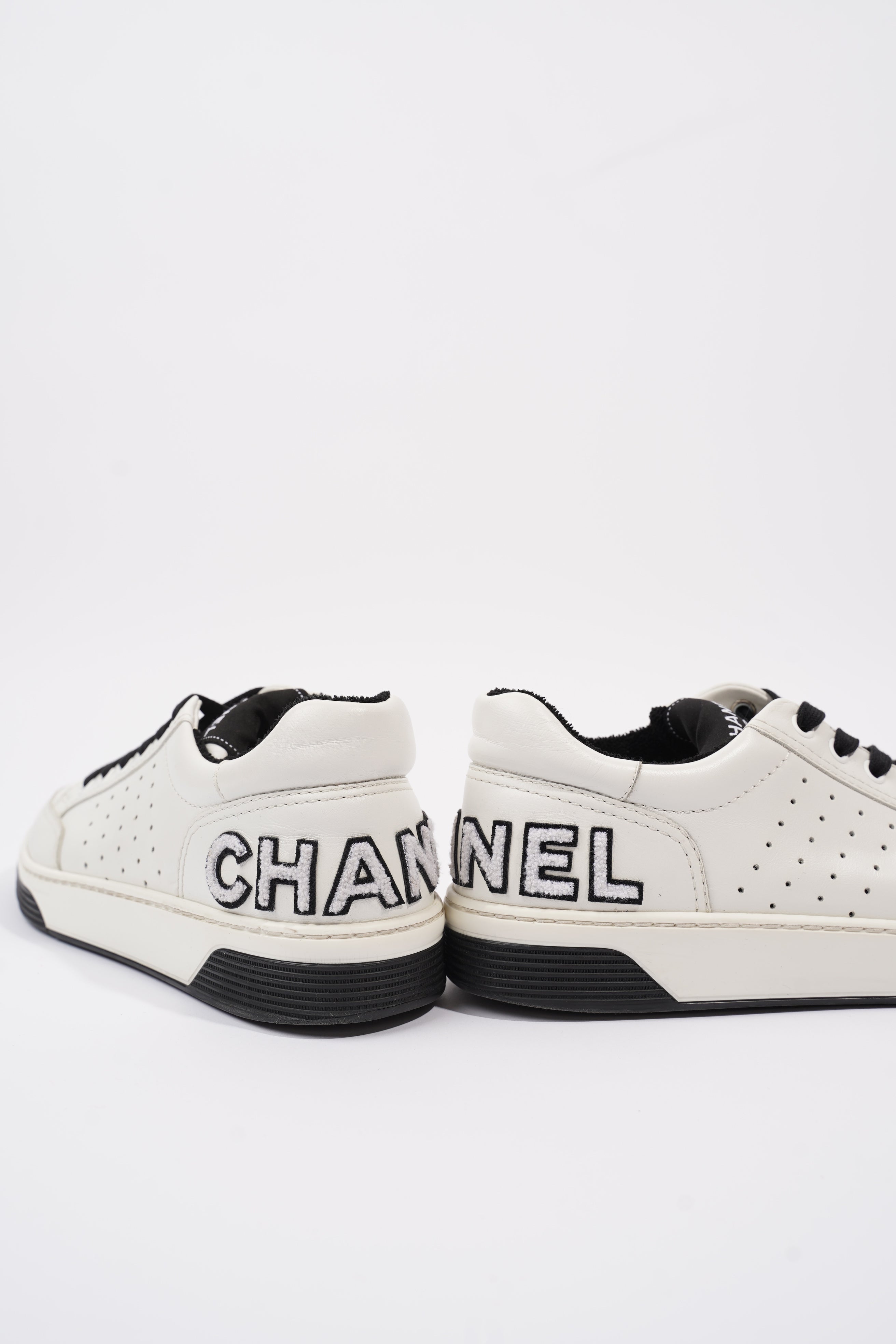 Chanel Logo Low Top White / Black Leather EU 39 UK 6